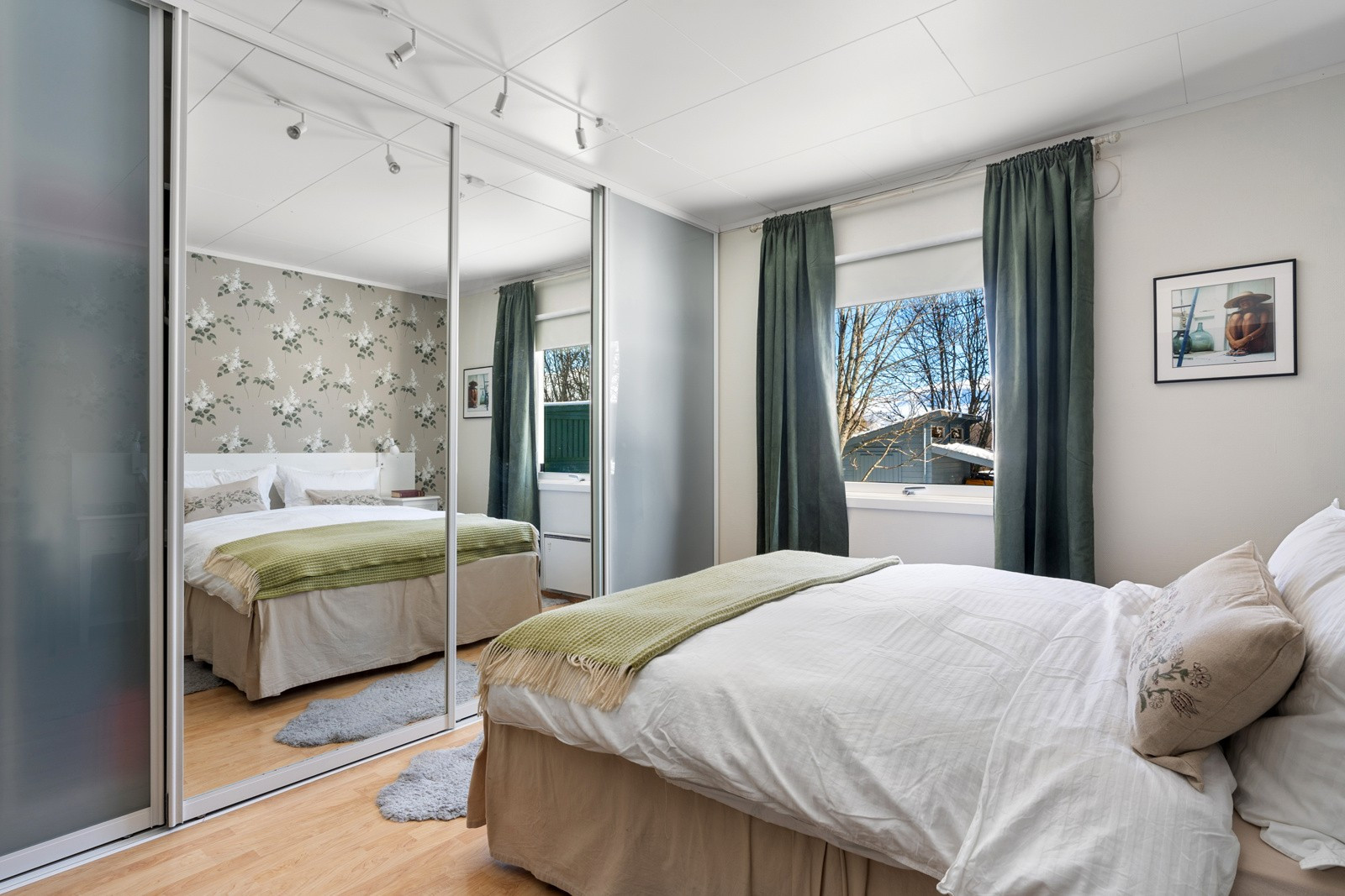 Soverommet har stor skyvedørsgarderobe med speil