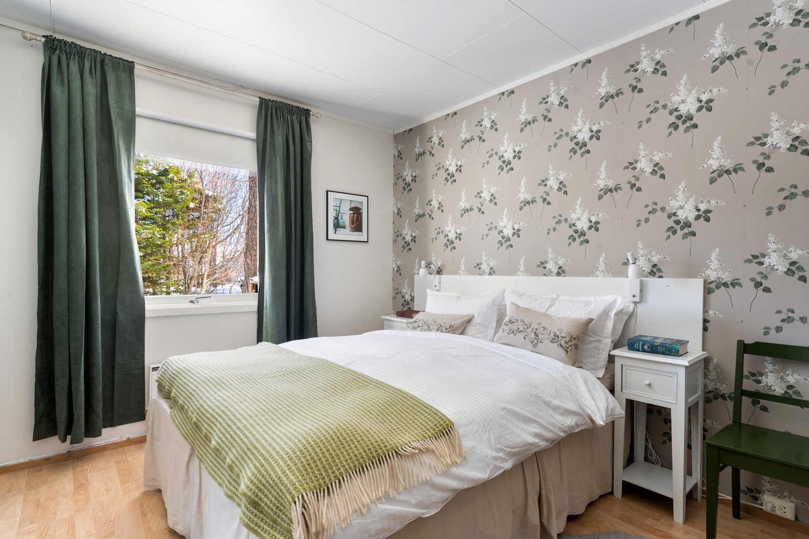 Hovedsoverommet er av god størrelse med god plass til stor seng og nattbord