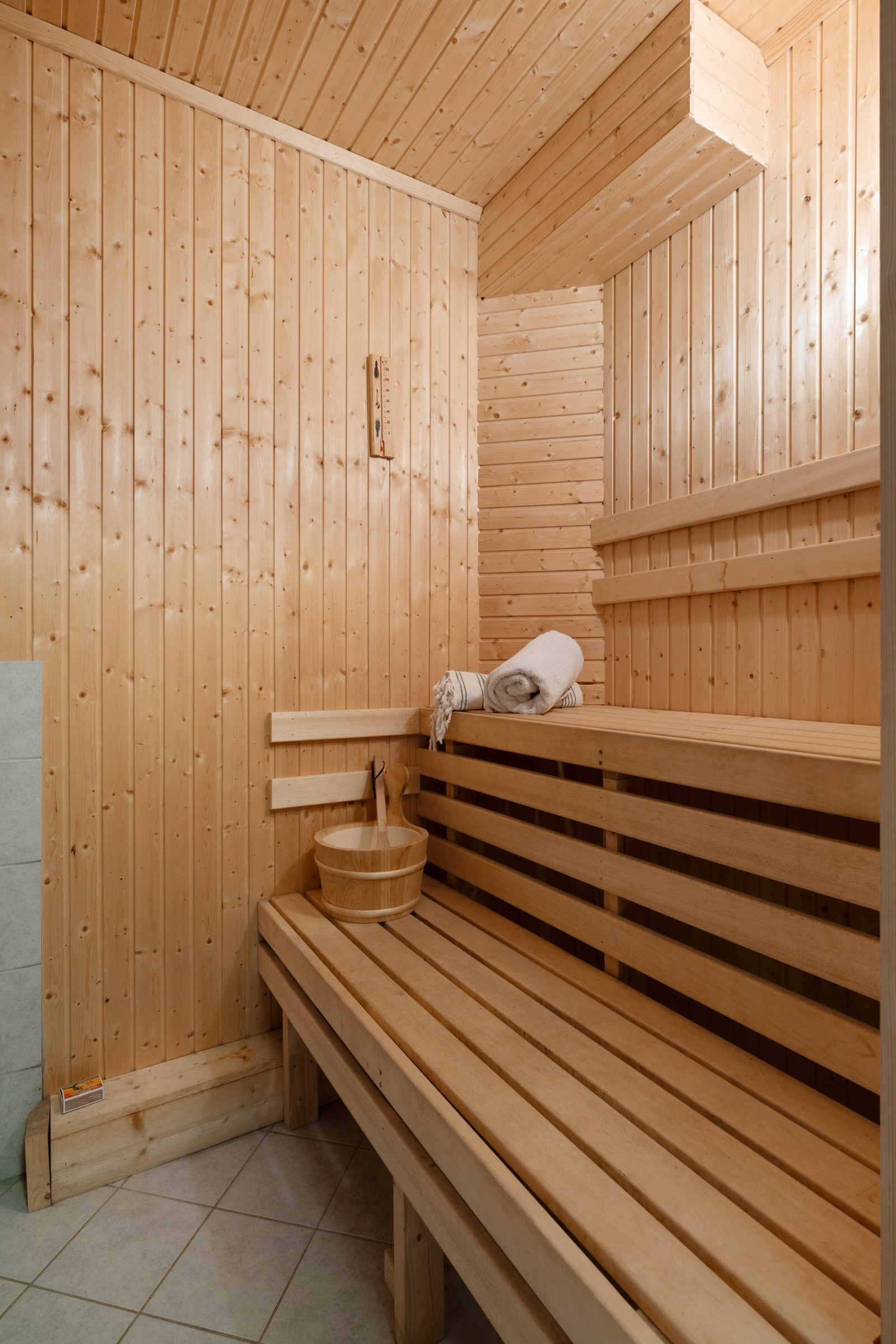 Badet har tilgang på egen badstue med vedfyring!