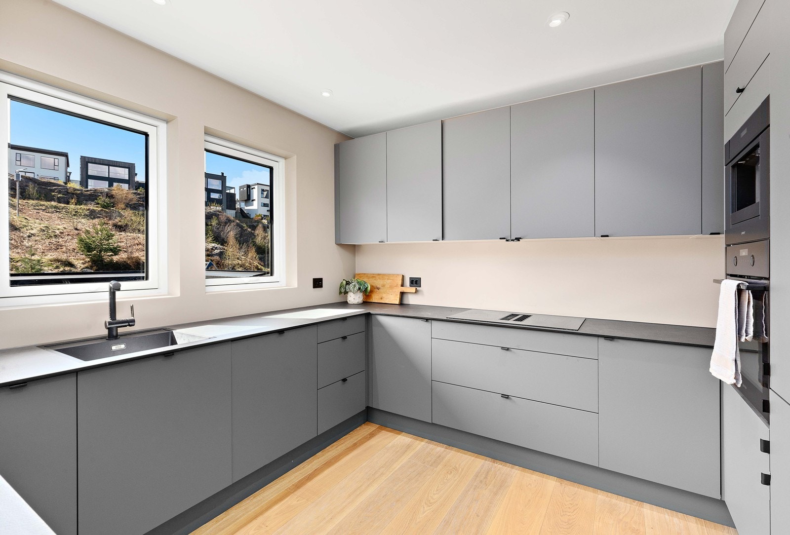 Kjøkken med mye skap- og benkeplass Galleribilde