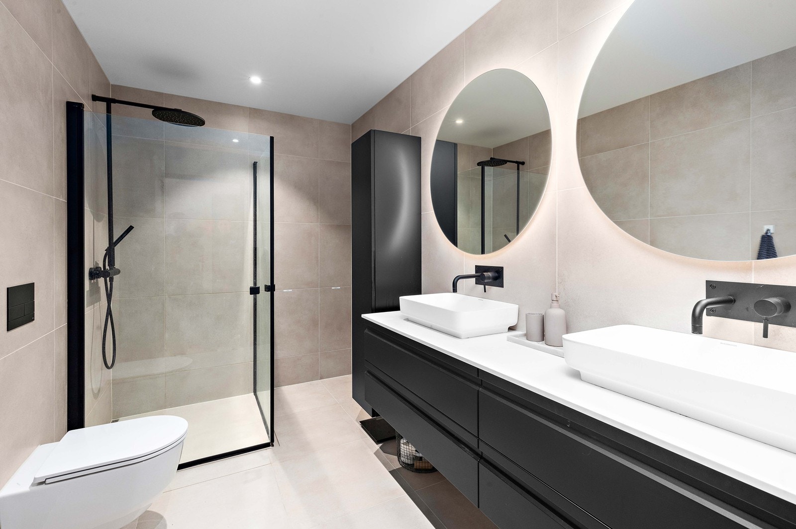 Pent flislagt bad med varmekabler i gulv Galleribilde