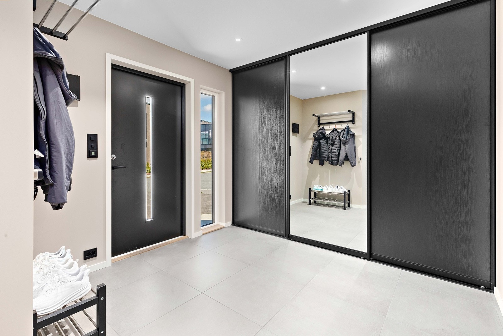 Gang med stor skyvedør til oppbevaring Galleribilde