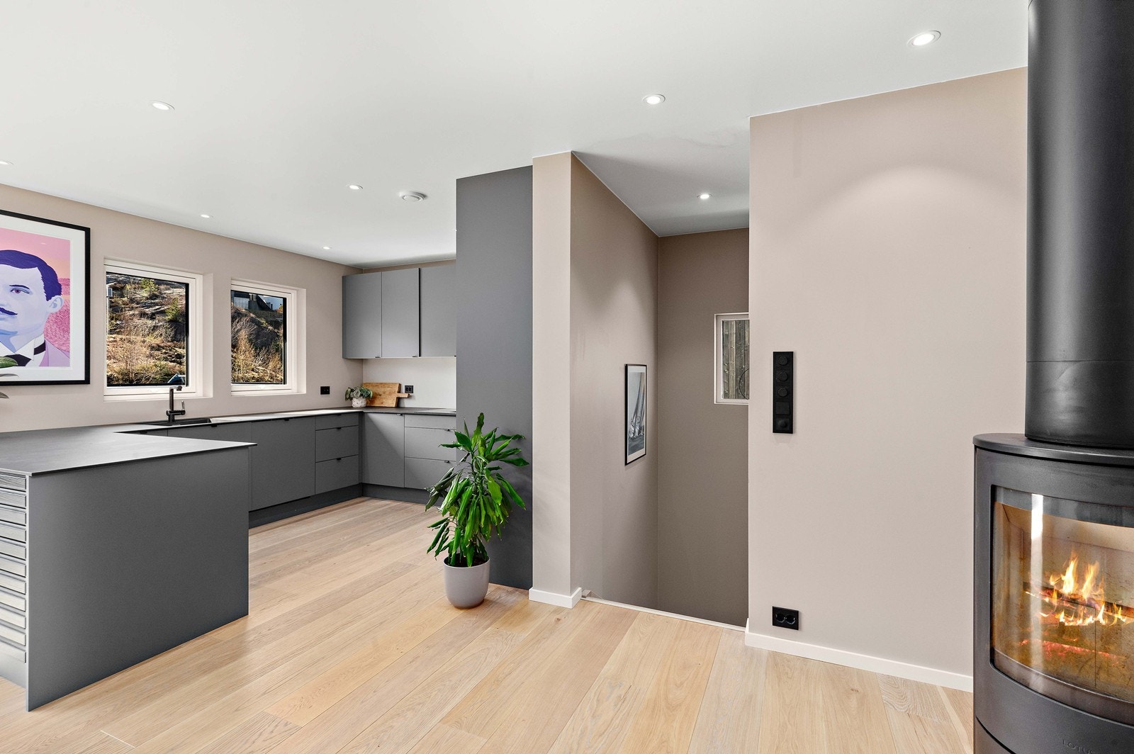 Stue/kjøkken. Spotter i tak. Galleribilde