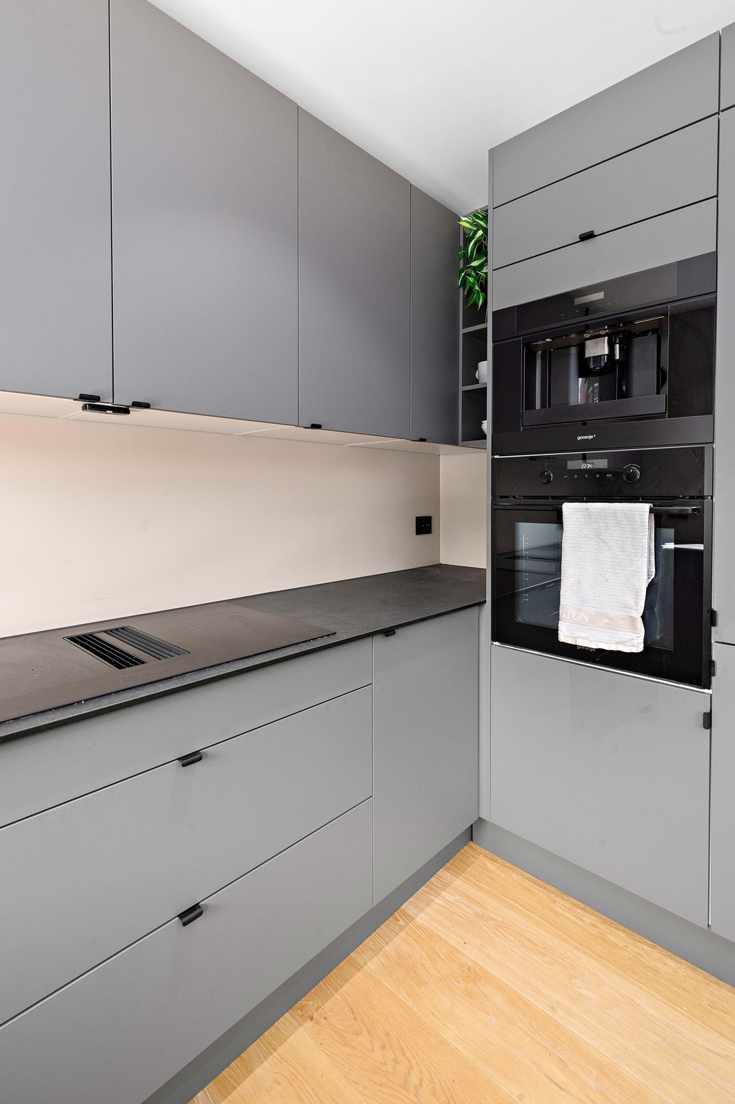 Kjøkken med integrerte hvitevarer Galleribilde