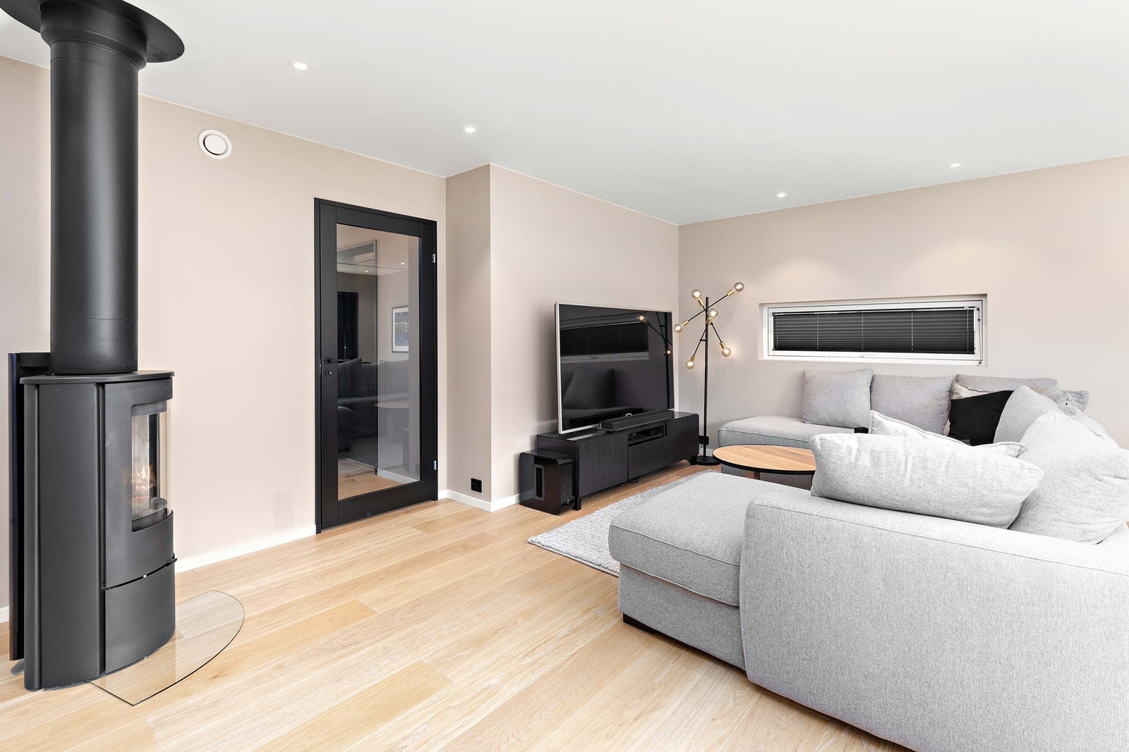 Stue sett mot gang inn til soverom Galleribilde