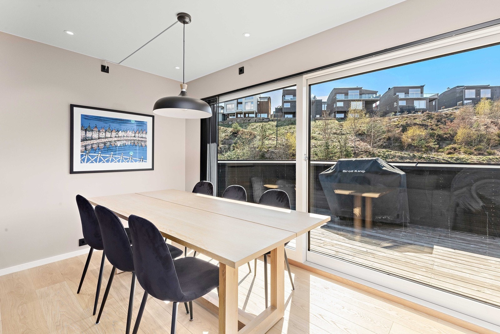 Utgang til solrik terrasse fra stue Galleribilde