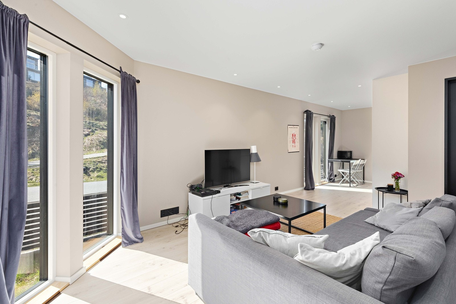 Stue med plass til sofagruppe Galleribilde