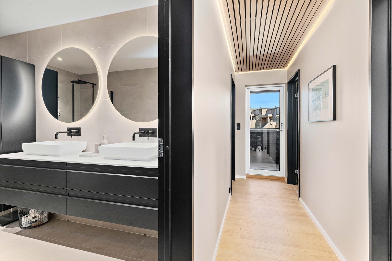 Gang sett inn mot bad. Utgang til liten veranda. Galleribilde