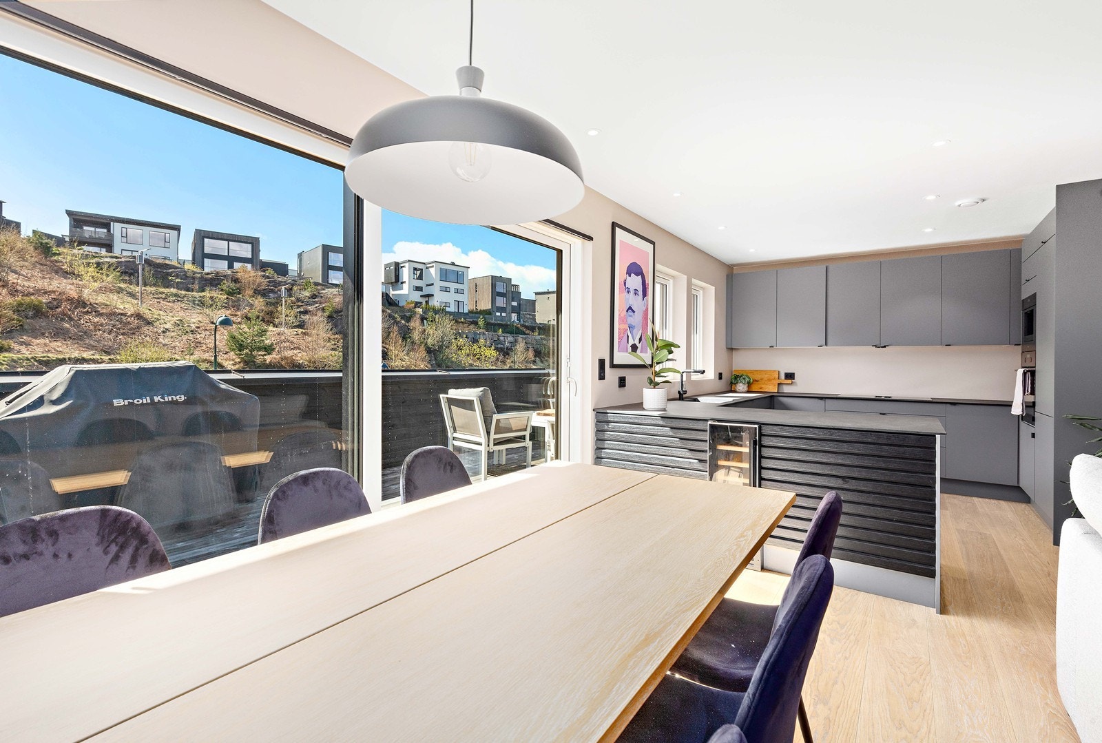 Praktisk åpen stue/kjøkkenløsning. Plass til spisebord i stue. Galleribilde