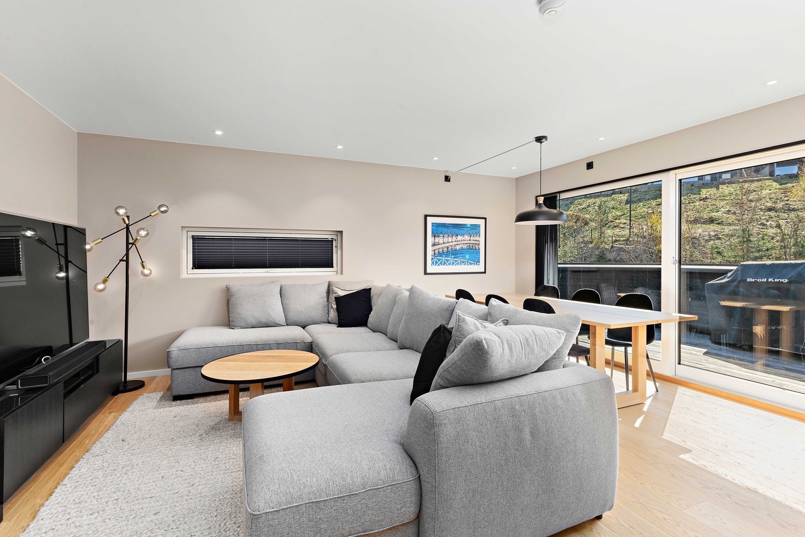 Stue med god plass til sofagruppe Galleribilde