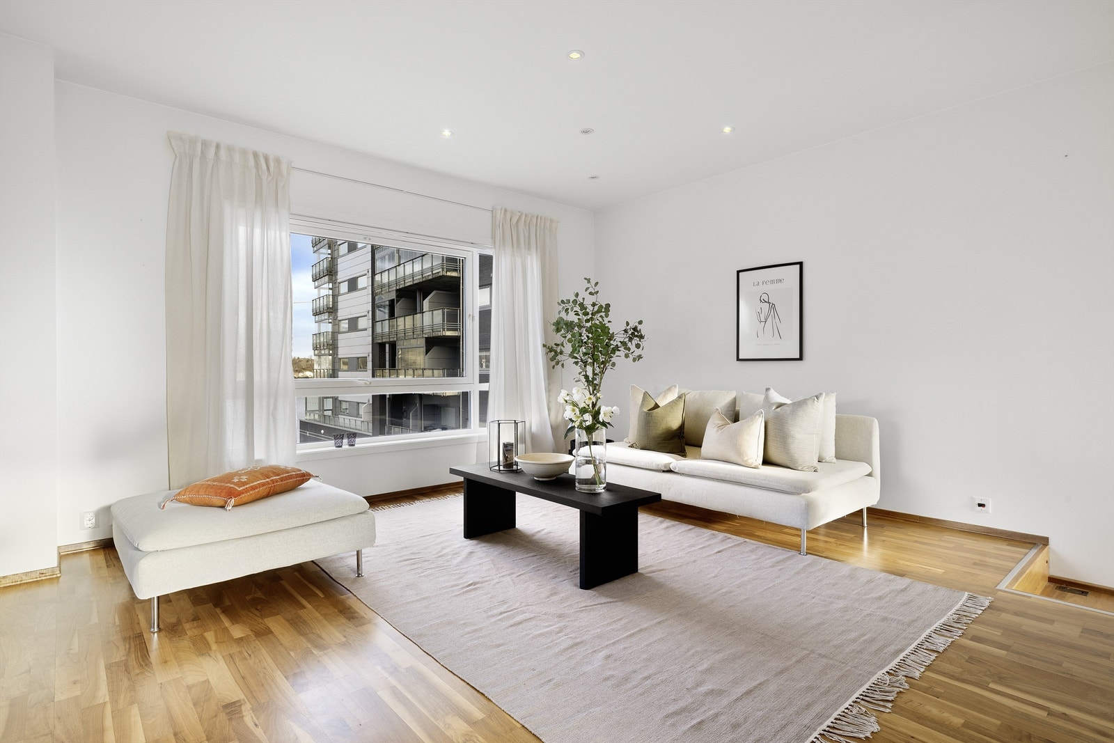 En attraktiv og lys bolig med en vakker utsikt. Store vinduer slipper inn rikelig med naturlig lys og gir en fantastisk utsikt over sjøen og de omkringliggende bygningene. Galleribilde