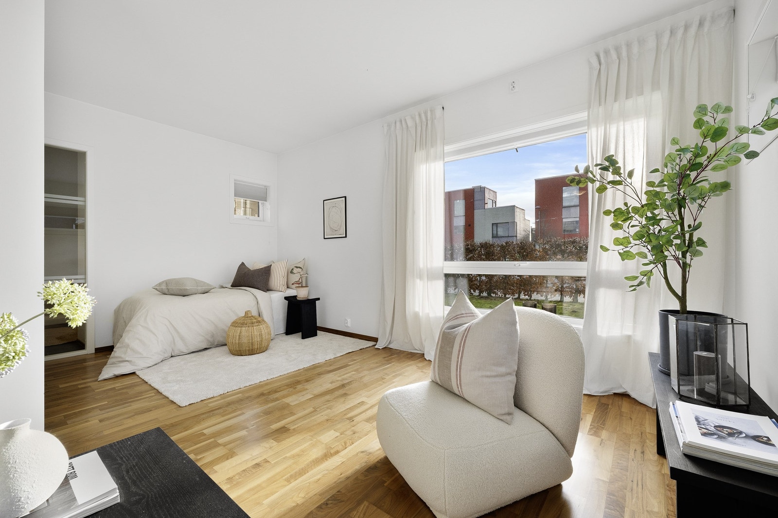 Soverom l har god størrelse og er på originaltegning stue/lekerom. Galleribilde