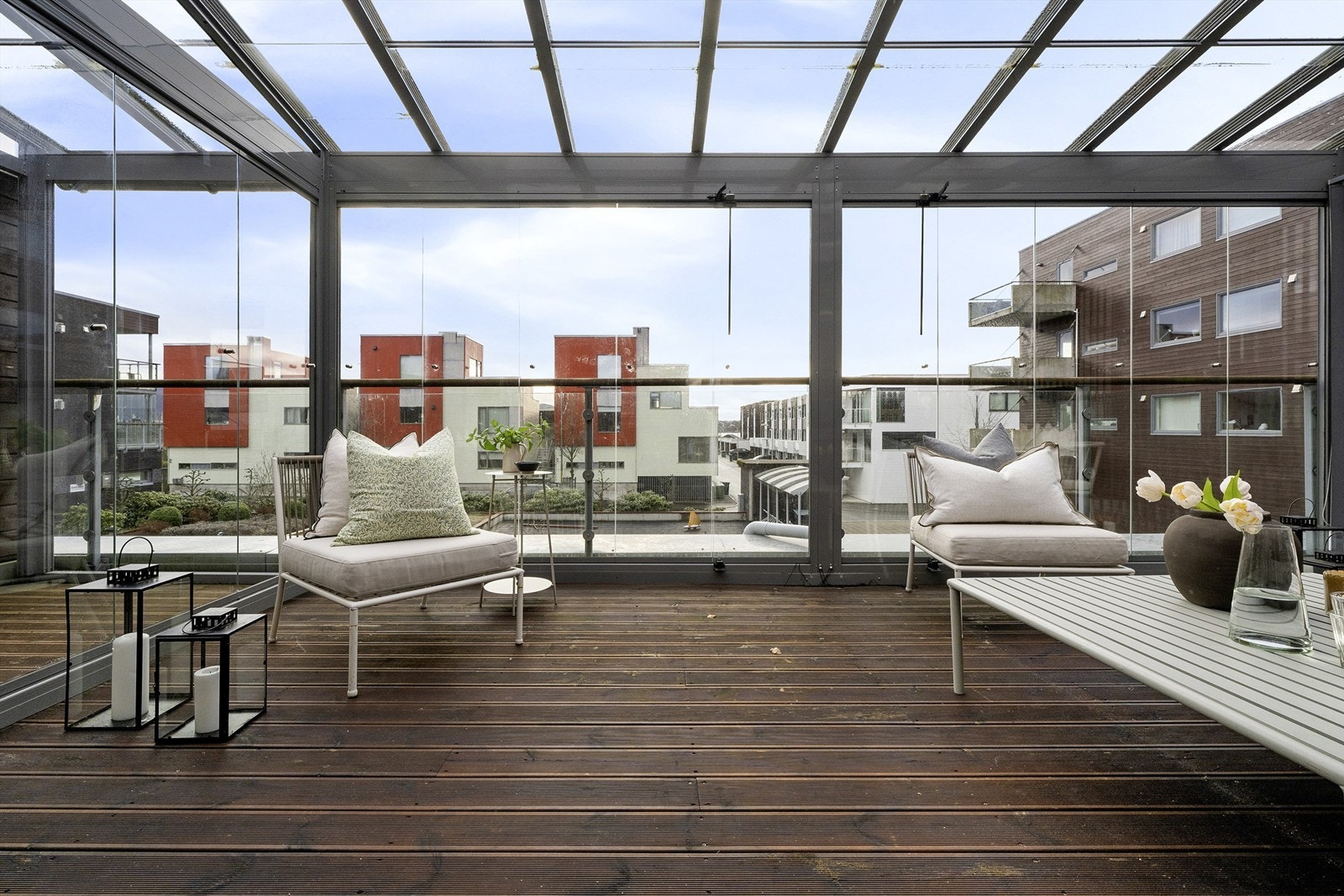 Hagestuen er med på å forlenge utesesongen og beskytter mot vind, regn og kjølige kvelder, slik at du kan benytte uteområdet store deler av året. Galleribilde