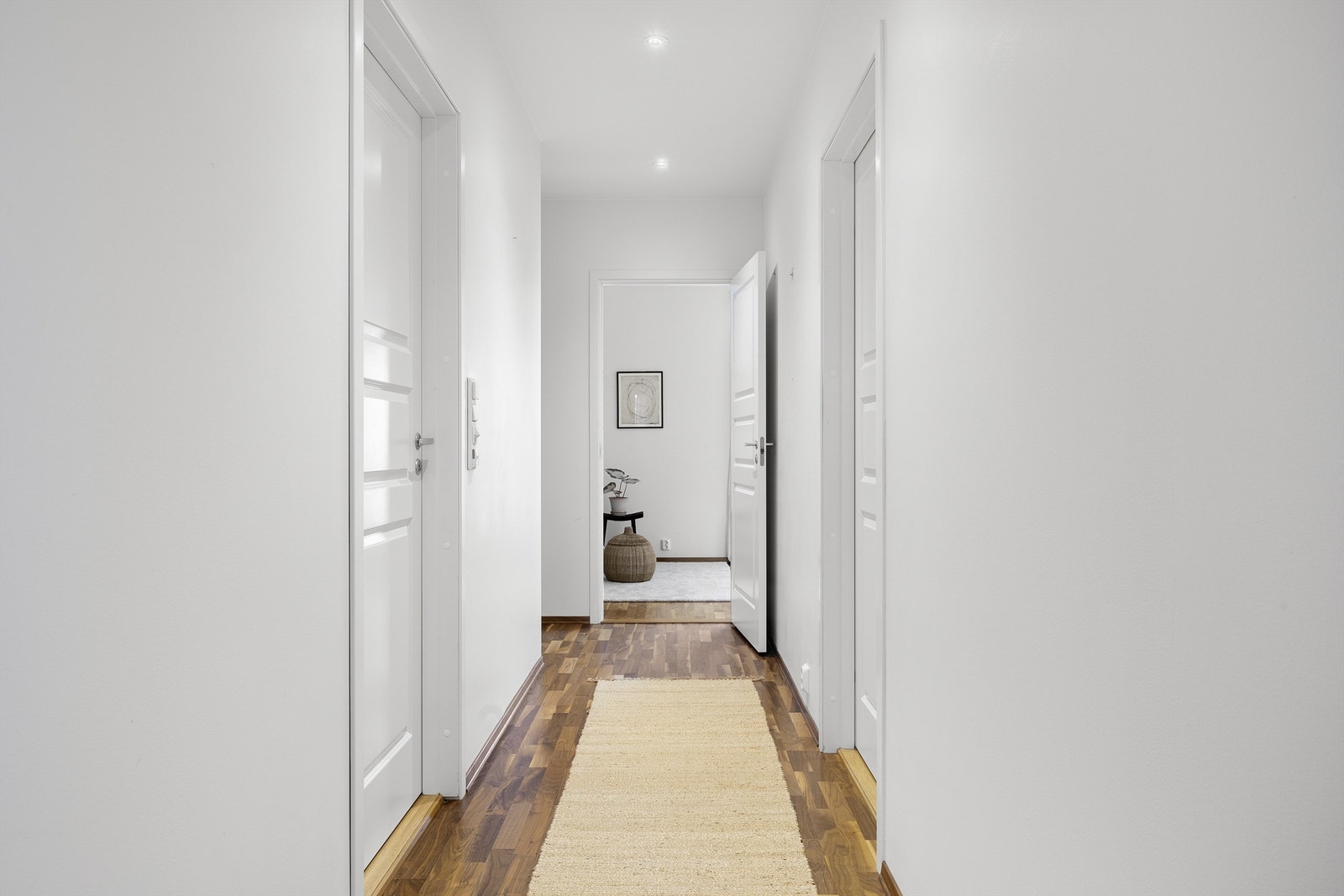 Gang i 1. etasje som fører videre til boligens to andre soverom, bad og vaskerom. Galleribilde