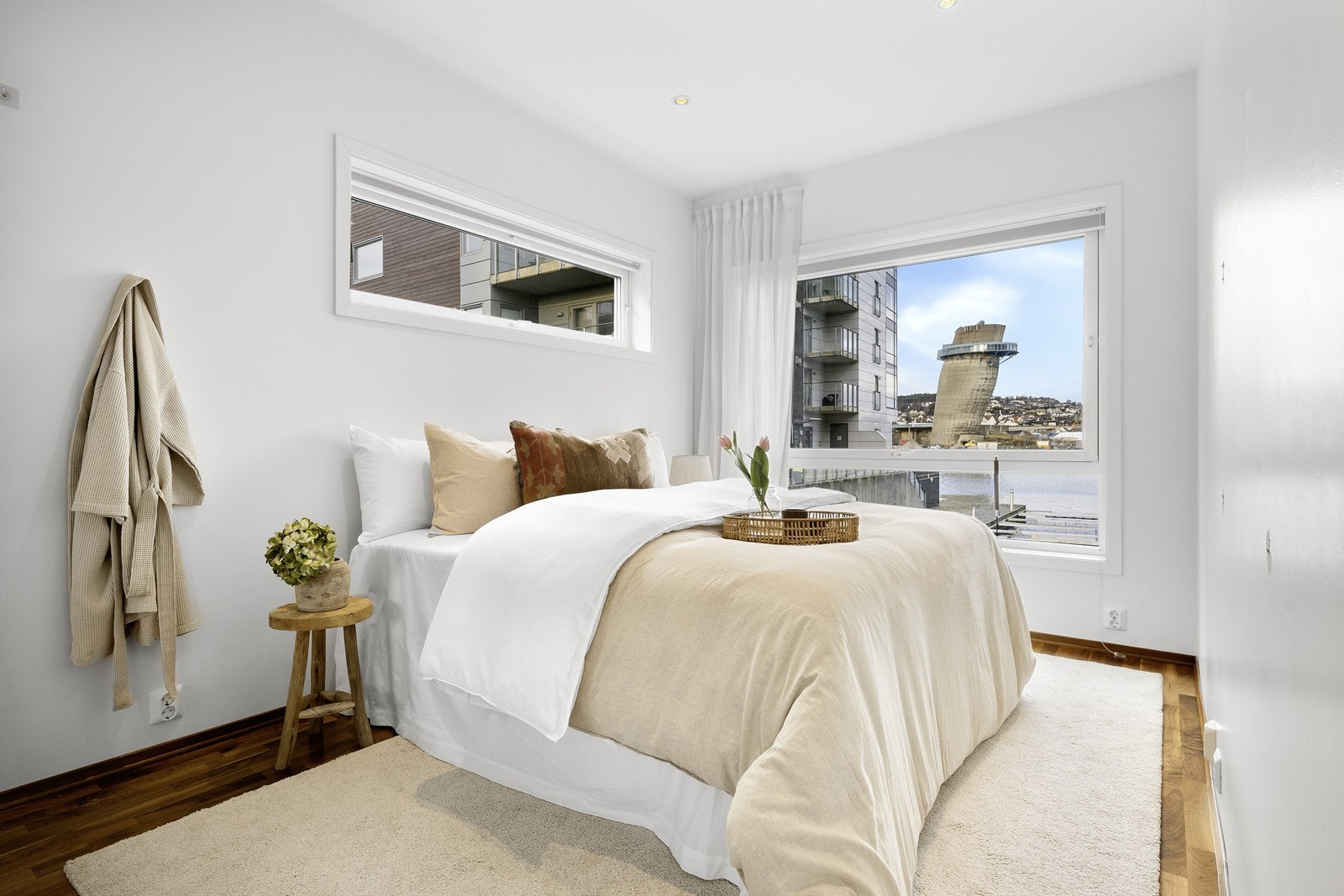 Soverom ll med nydelig utsikt. Soverommet er romslig med god plass til dobbeltseng og skapplass. Galleribilde