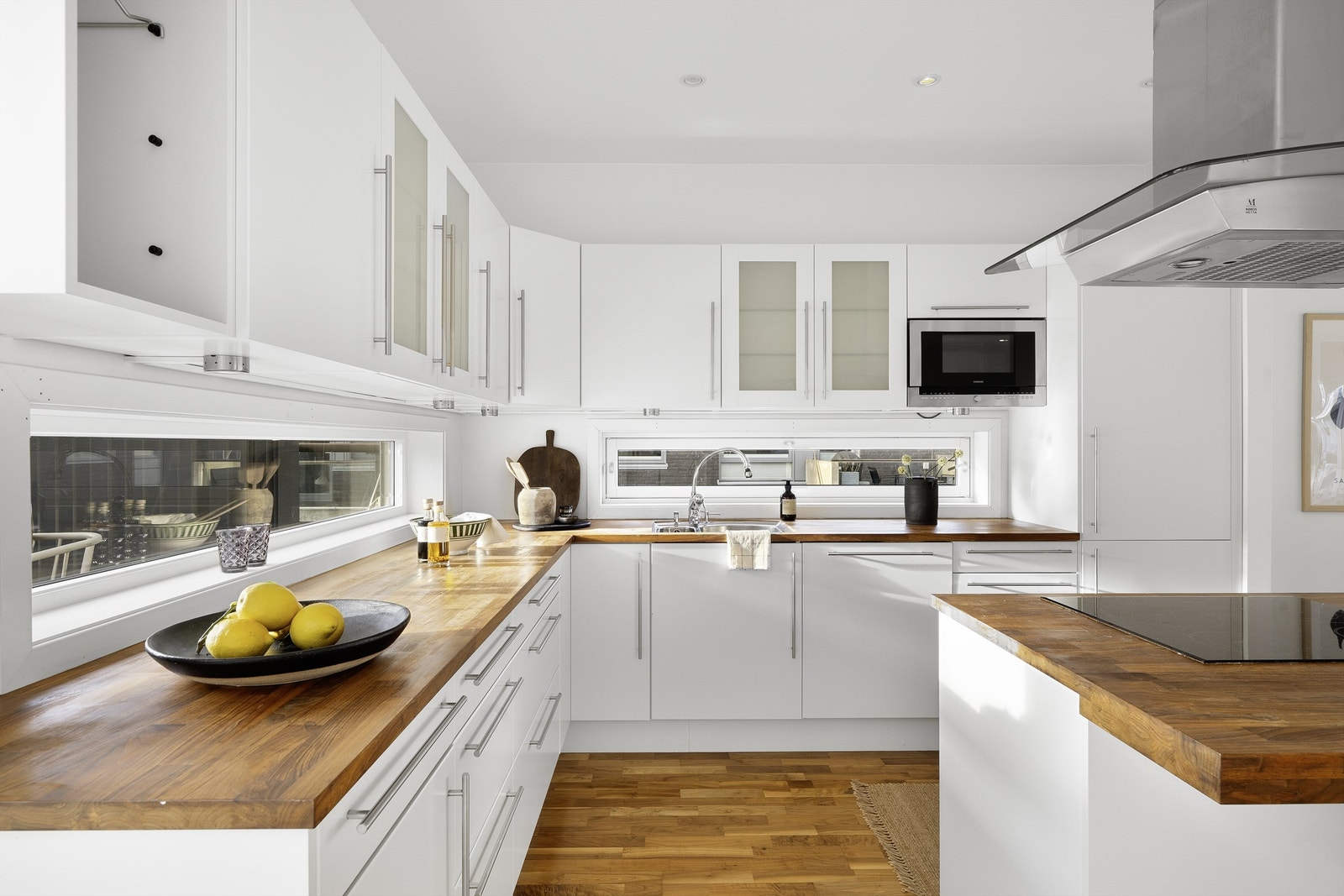 Kjøkkenet er moderne og minimalistisk vakkert med god oppbevaringsplass og god plass til sosialt samvær. Galleribilde