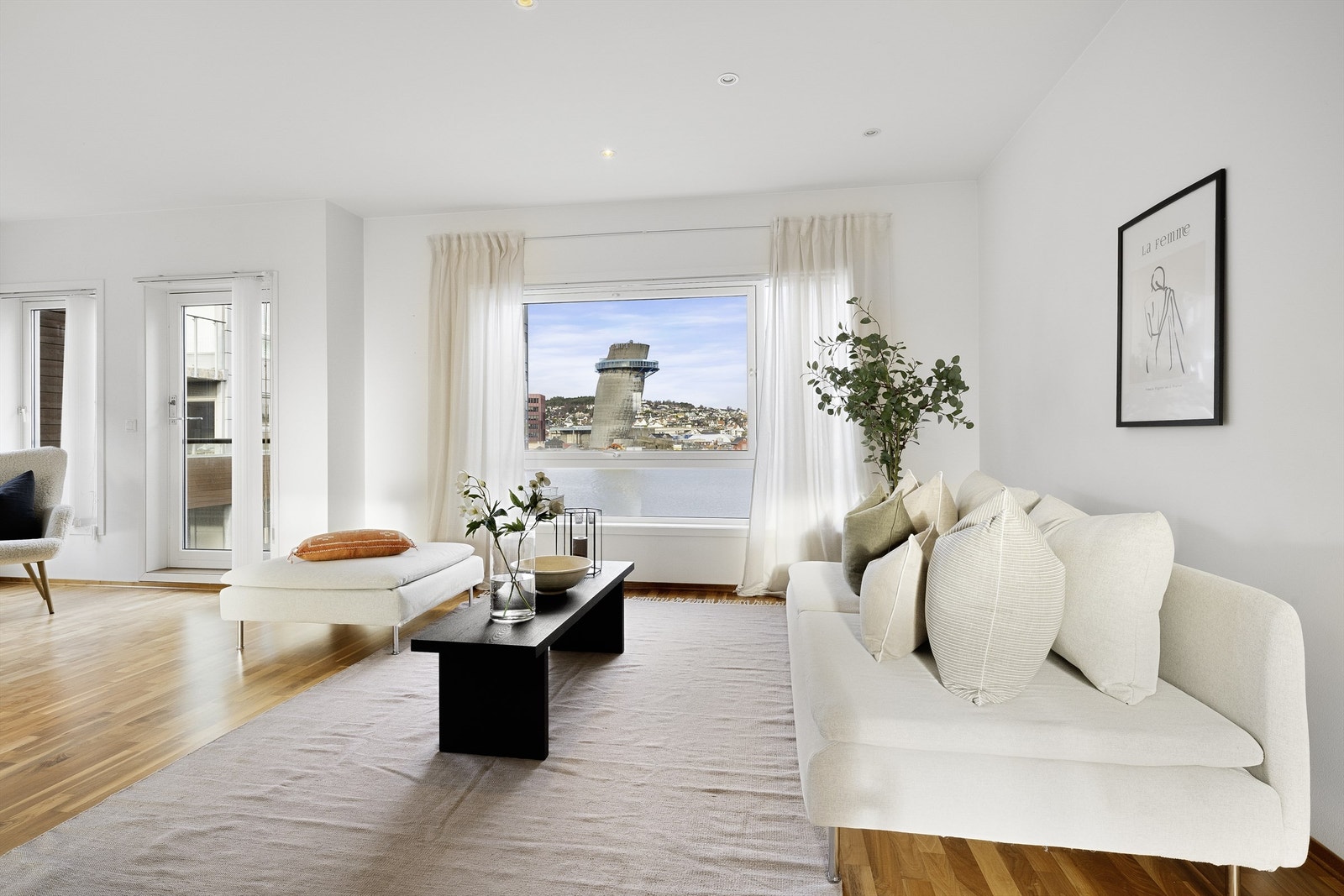 En moderne og stilig bolig med enestående beliggenhet og utsikt over sjøen. Denne boligen tilbyr en perfekt kombinasjon av komfort, estetikk og praktisk beliggenhet. Galleribilde