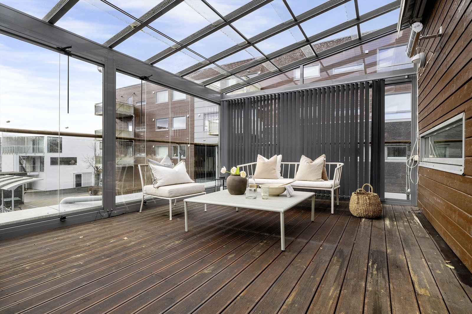 Flott og romslig terrasse rett ut fra kjøkkenet med god plass til utemøbler. En god plass til avslapping og sosiale sammenkomster. Galleribilde