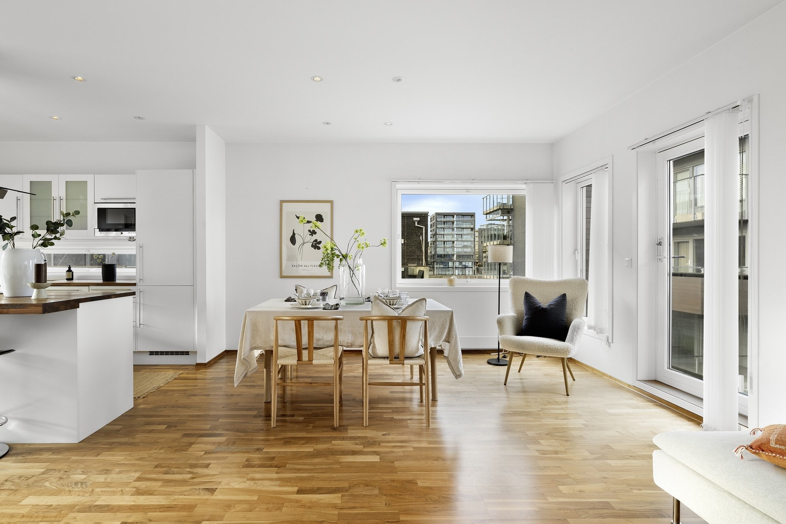 Fra stuen er det utgang til balkong med sjøutsikt. Galleribilde