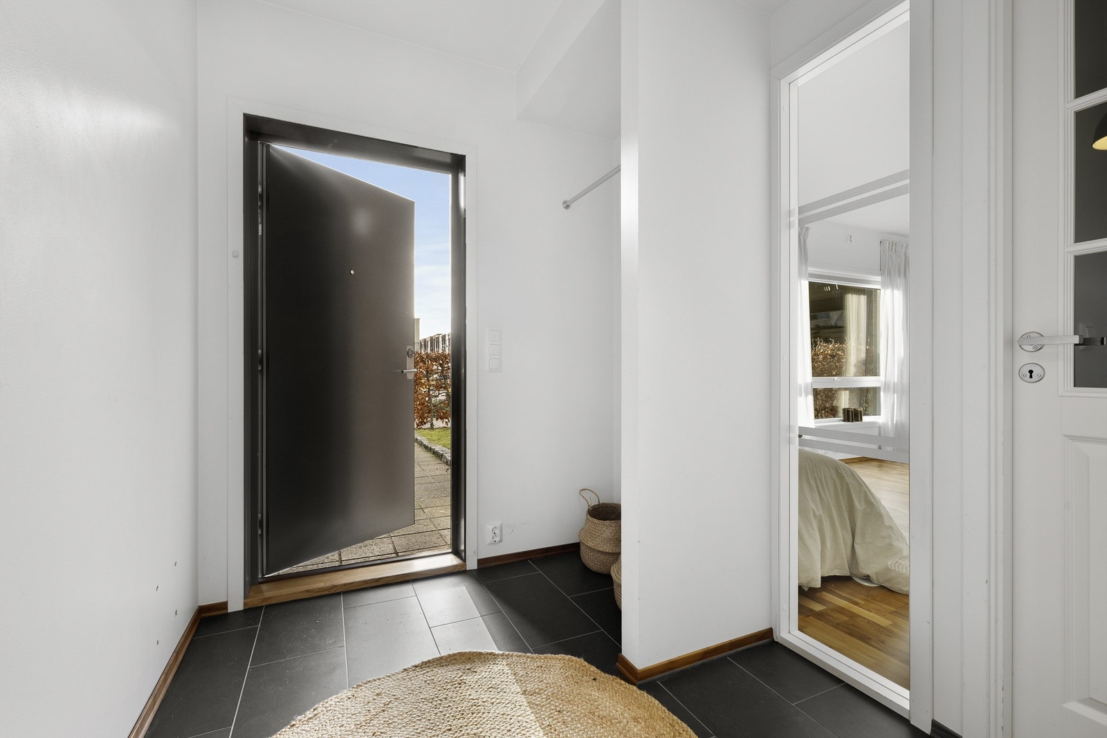 Velkommen inn til Laberget 82. Inngangsparti med god plass til oppbevaring av yttertøy. Galleribilde