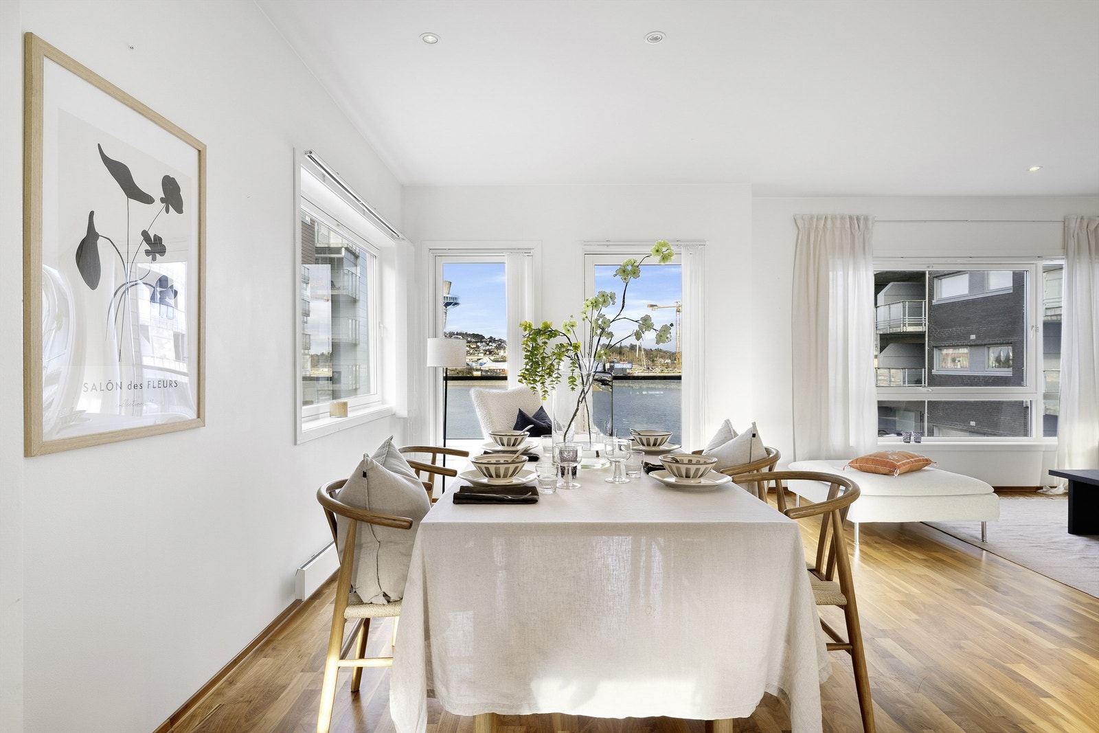 Nyt den åpne og lyse atmosfæren som de store vinduene gir inn i stuen. Galleribilde