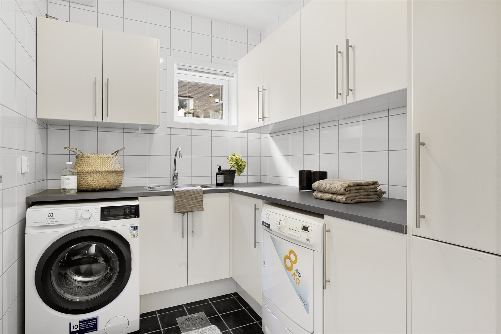 Klassisk helfliset vaskerom. Praktisk med god skap- og oppbevaringsplass. Galleribilde