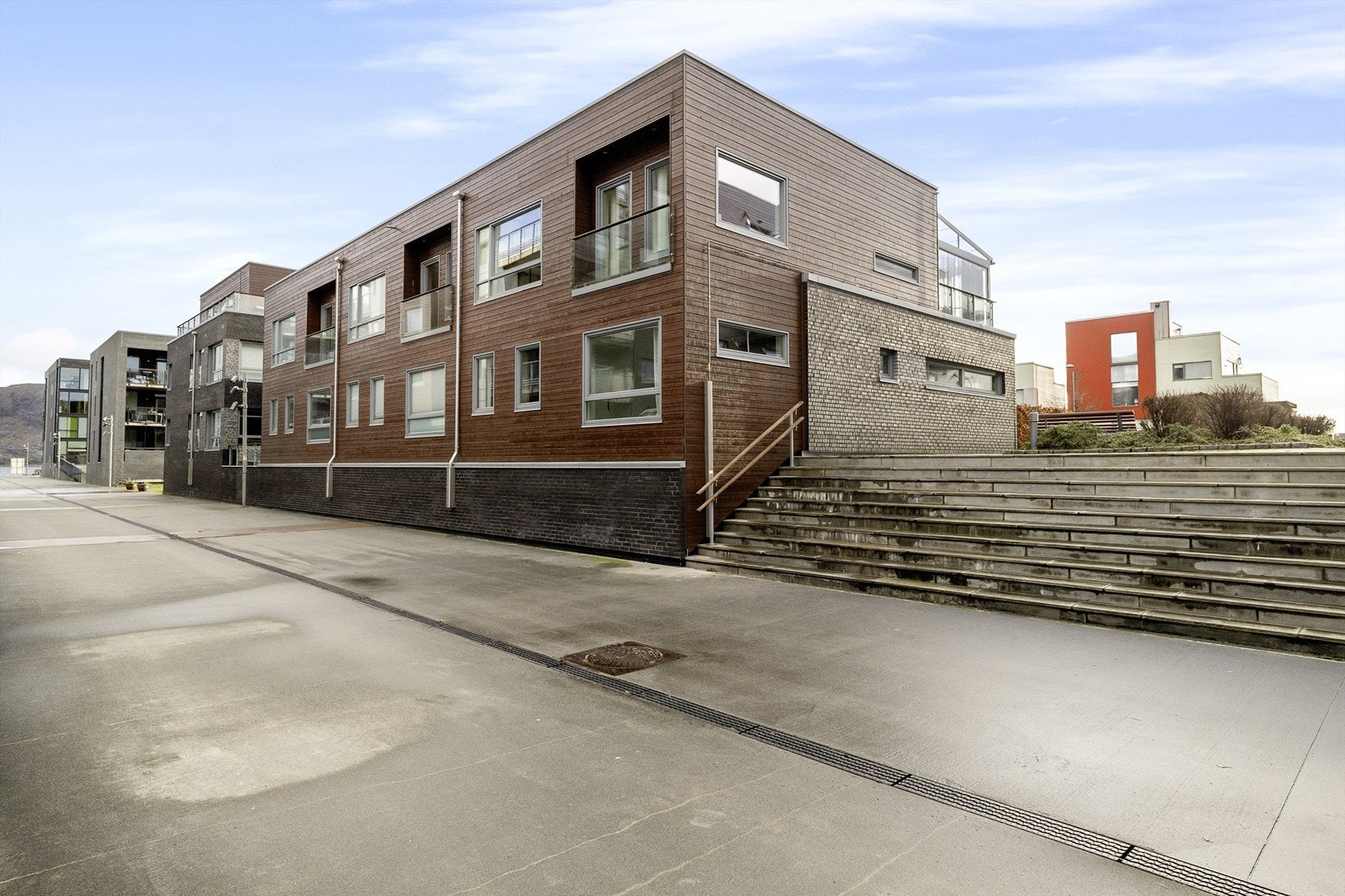 Dette området er perfekt for dem som setter pris på nærhet til sjø og samtidig ønsker å bo i et moderne og sentralt område. Galleribilde