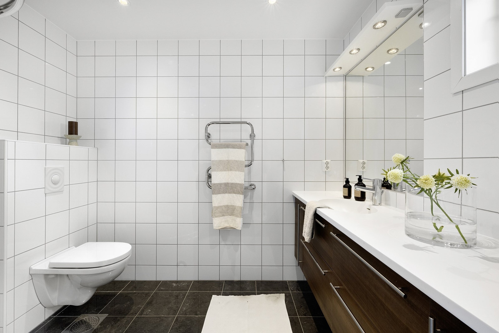 Romslig bad med god plass til oppbevaring og dusj. Galleribilde