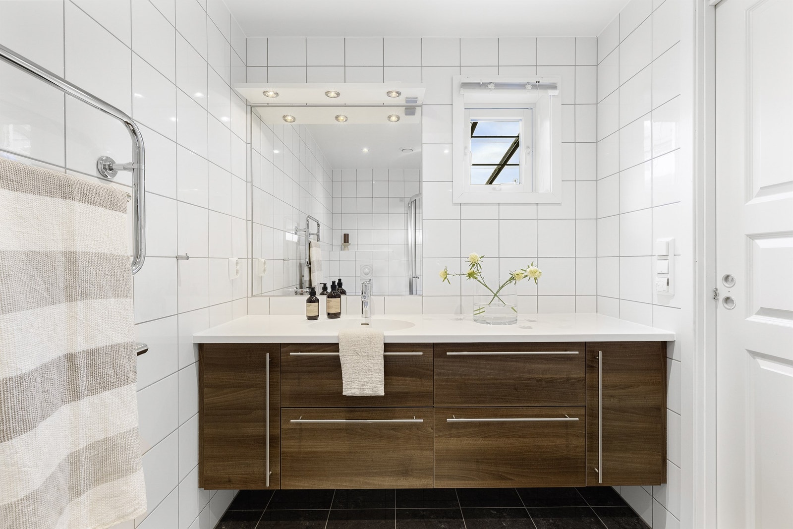 Klassisk bad i 3. etasje i samme stil med mørk og hvit utførelse. Galleribilde