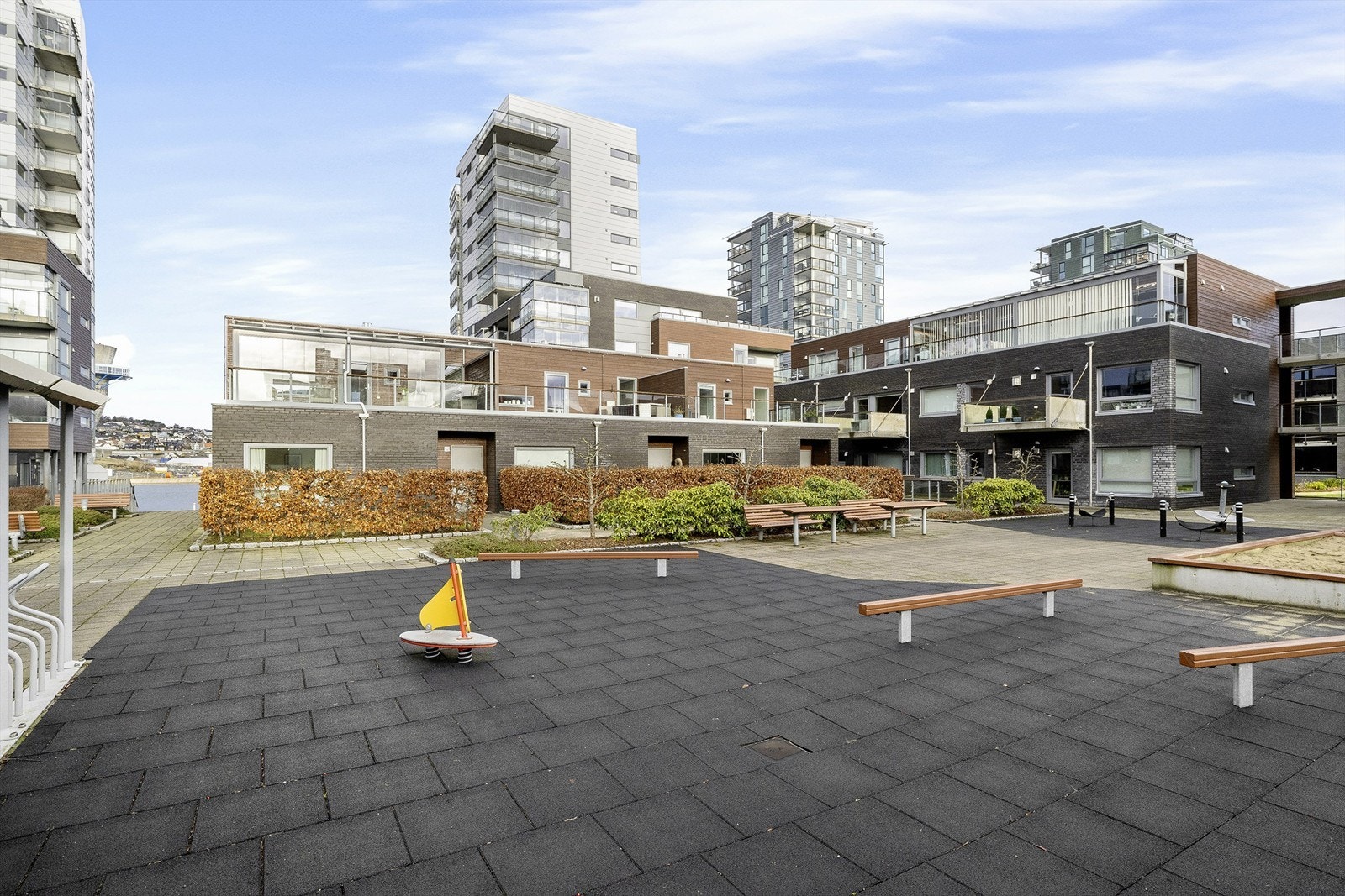 Flott beliggende på enden av rekken med kort avstand til sjøen og flere lekeplasser i området. Galleribilde