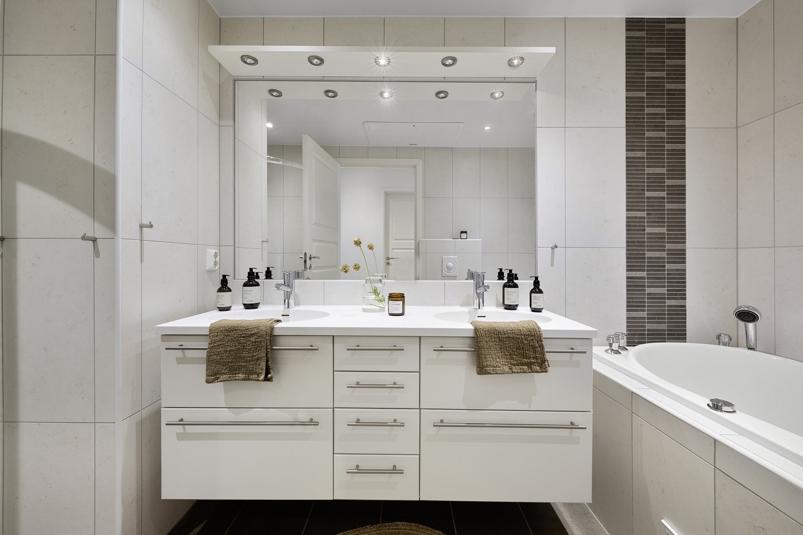 Klassisk helfliset bad med badekar og dusj i 1. etasje. Galleribilde