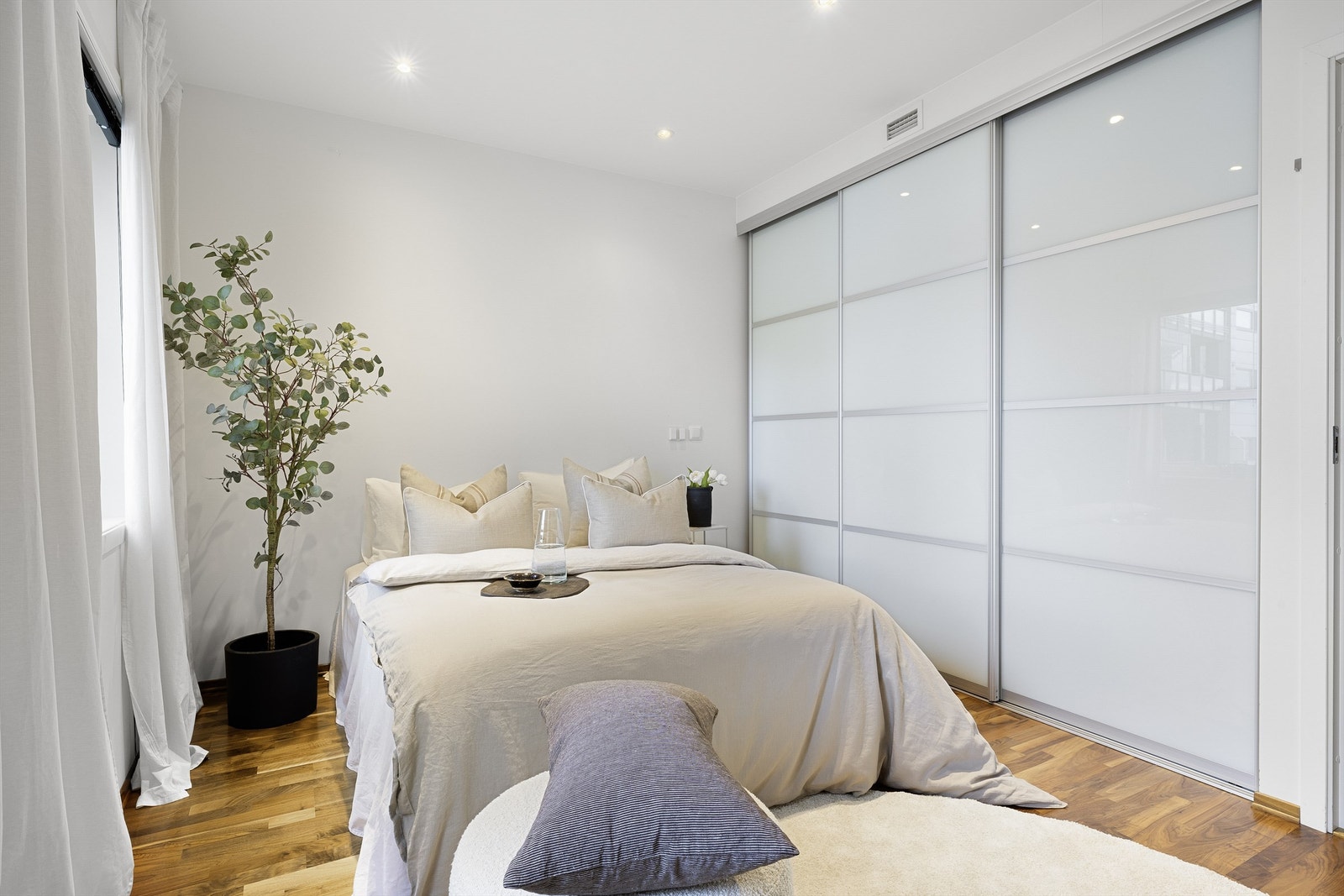 Romslig soverom med god plass til dobbeltseng, nattbord og skapplass. Galleribilde