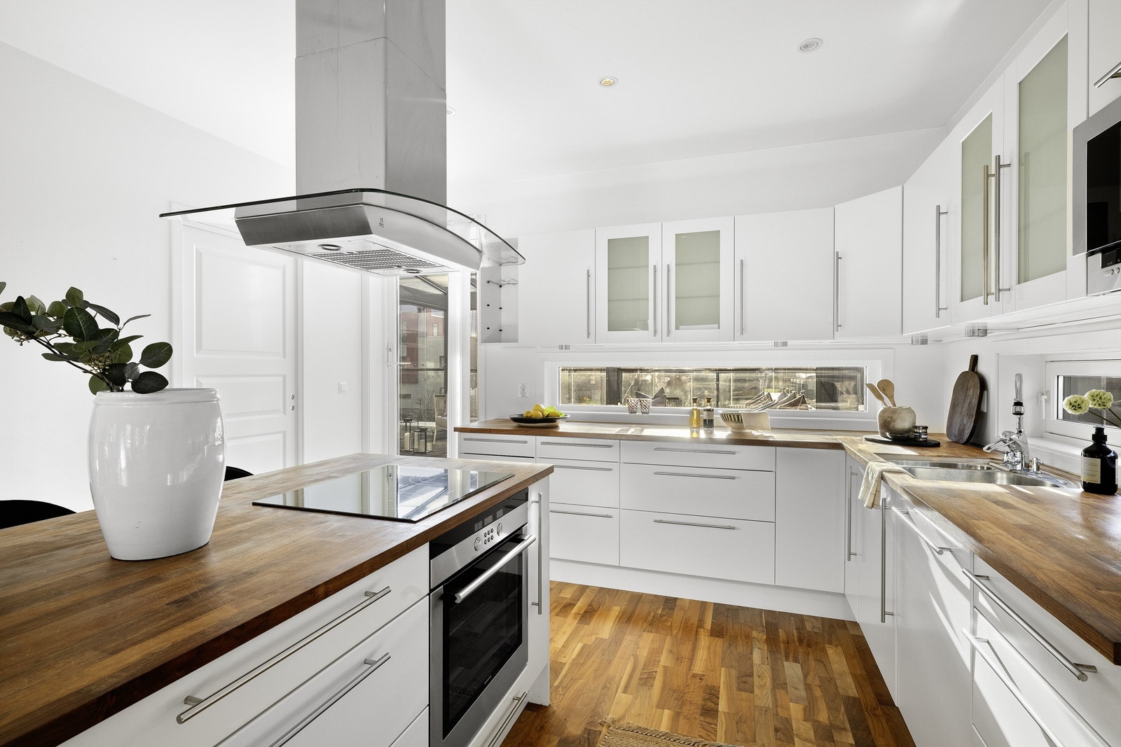 Et moderne utseende med både takhøyde og mye vindusflater som gir et vakkert naturlig lysinnfall som skaper en herlig romfølelse. Galleribilde