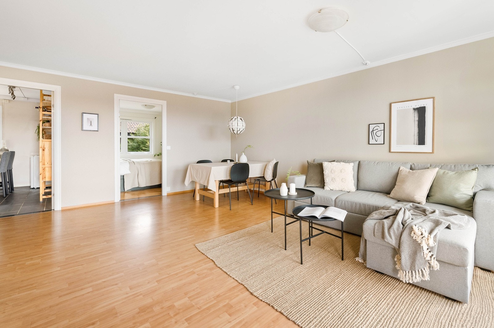 Plass til stort spisebord i stuen. Her er det bare å se frem til hyggelige sammenkomster med venner og familie! Galleribilde