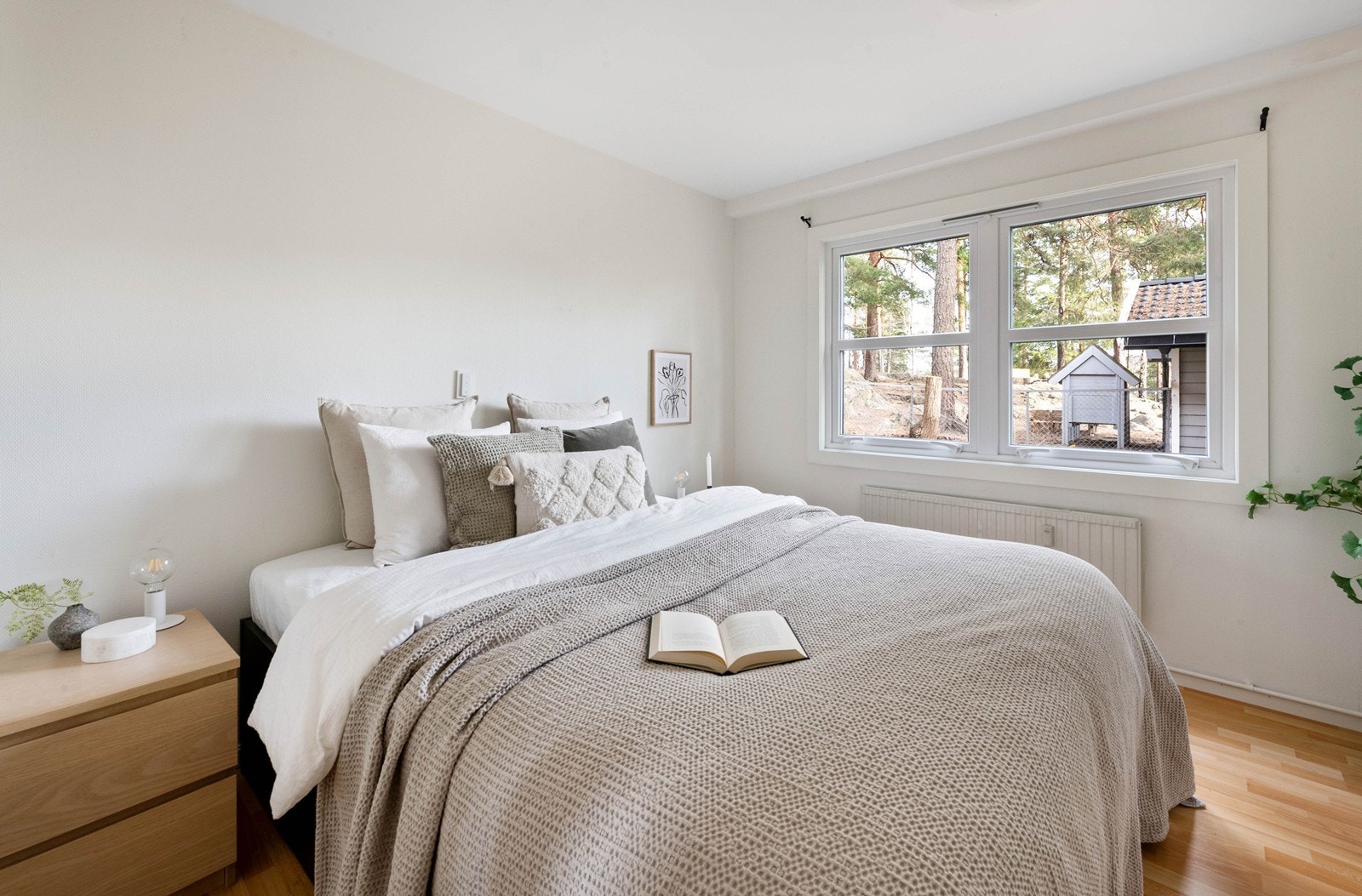 Soverommet ligger vendt ut mot hagen Galleribilde