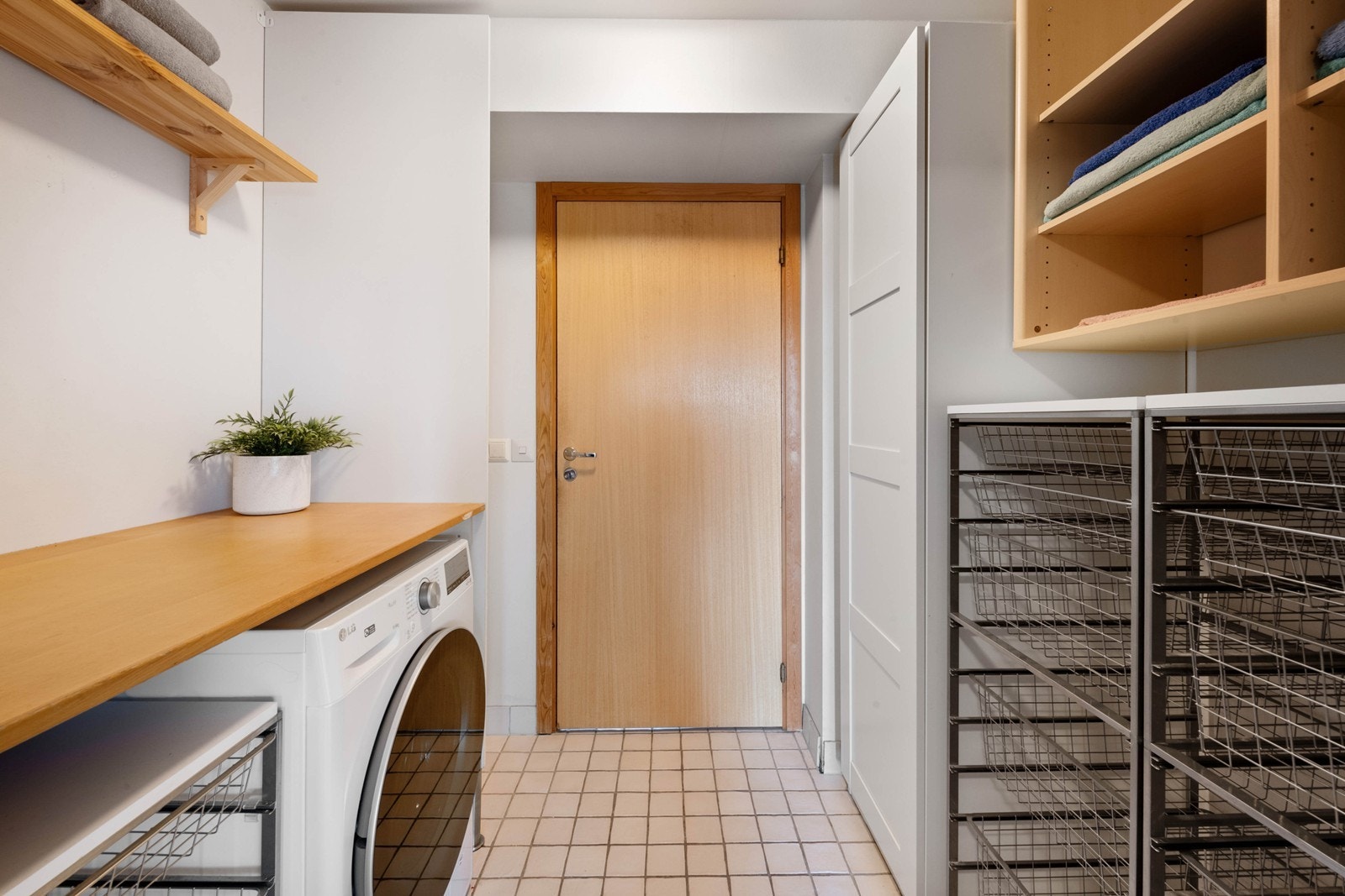 Meget praktisk vaskerom med mye oppbevaringsplass Galleribilde