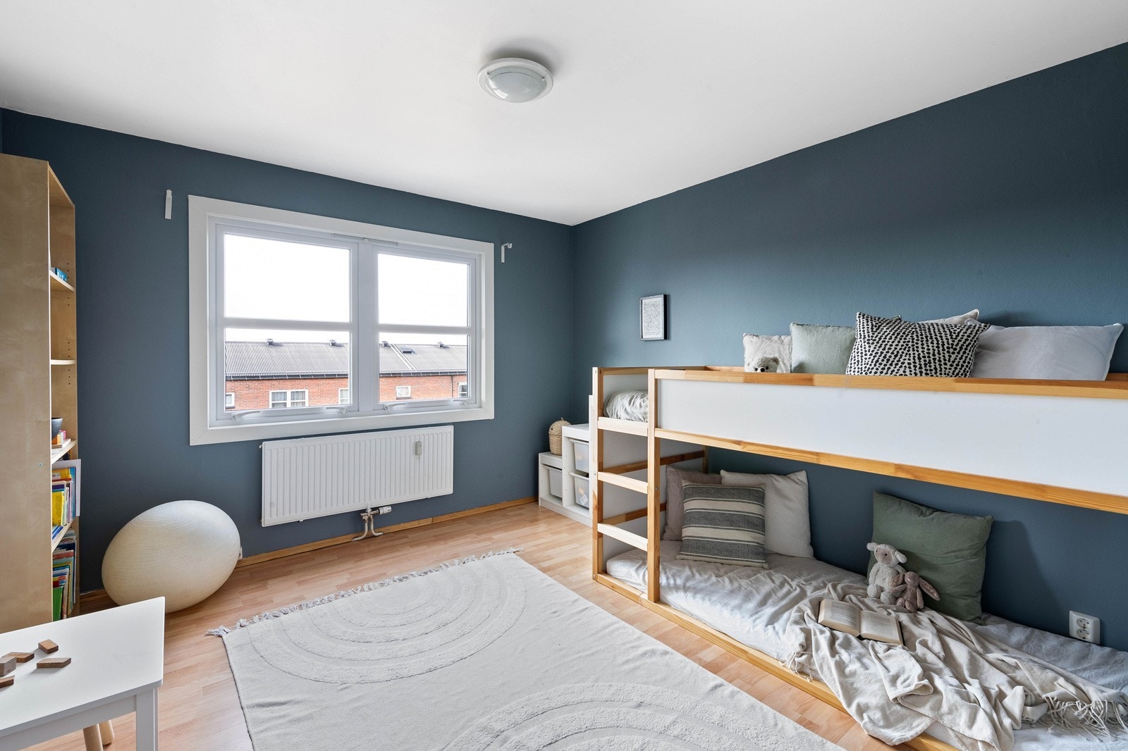 Soverom nummer to er også av god størrelse, med plass til seng, oppbevaring og tilhørende møblement. Galleribilde