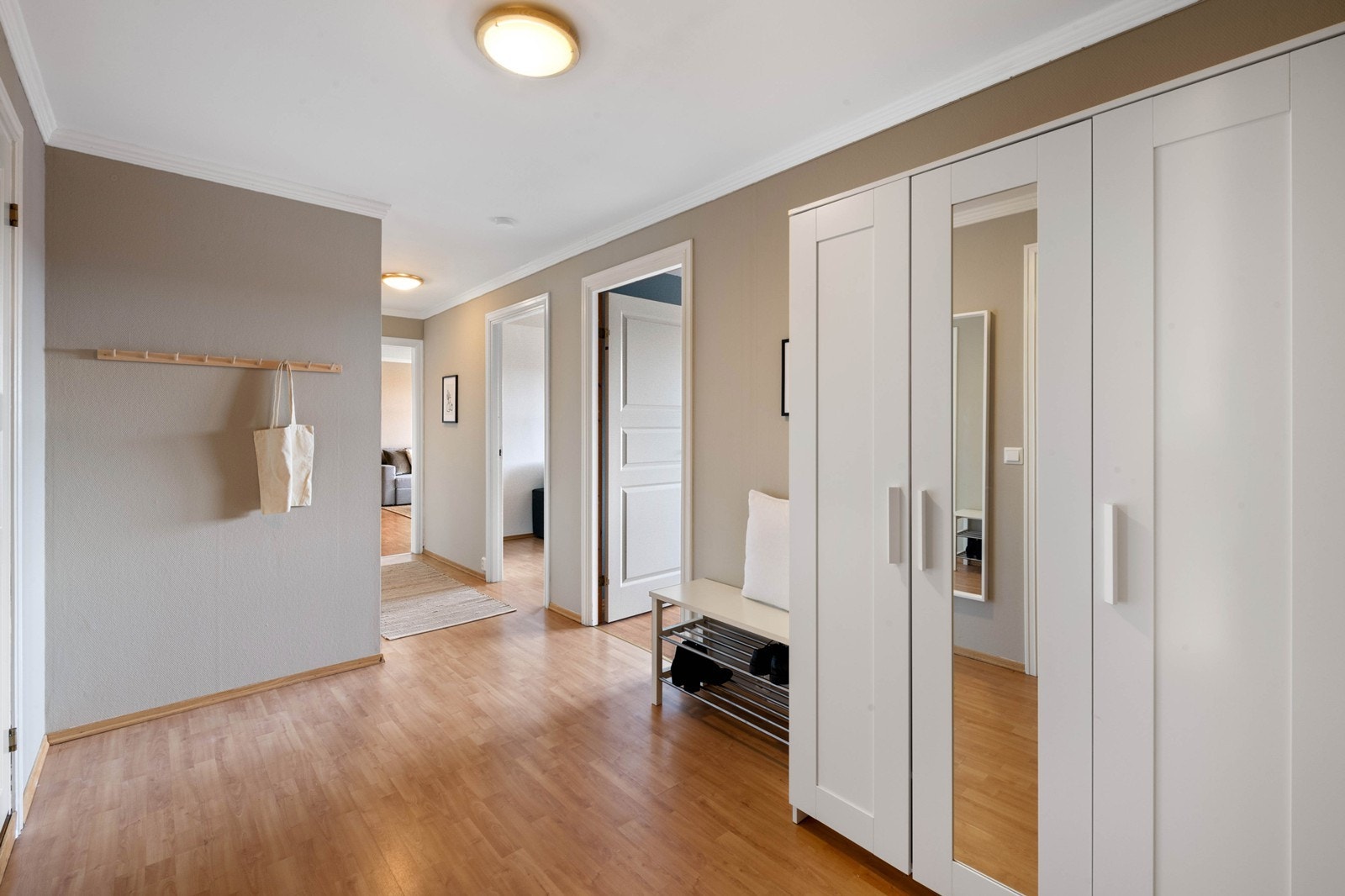 Meget luftig entré med god plass til å henge fra seg yttertøyet Galleribilde