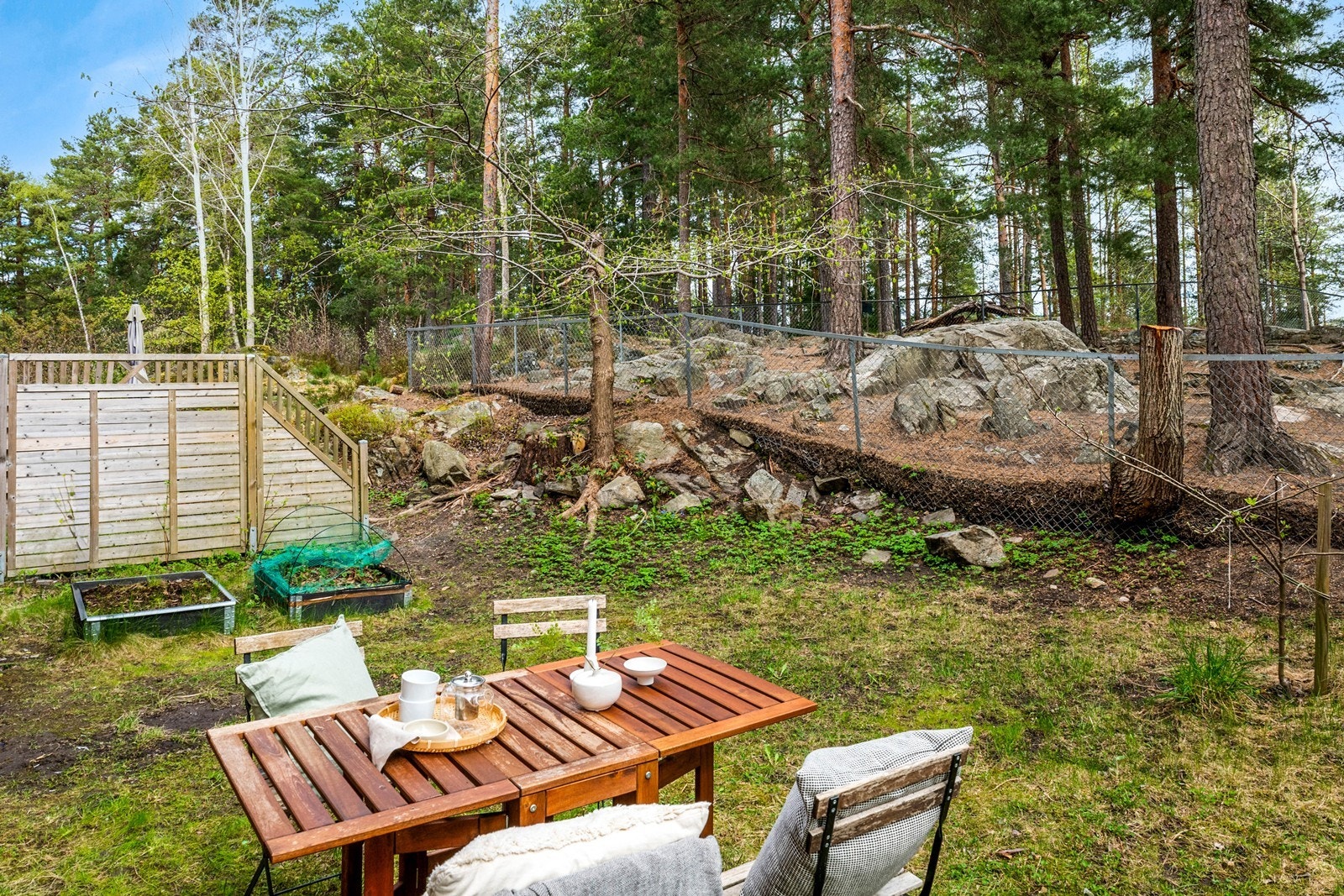 Utsyn mot rolige og grønne omgivelser. Her kan også morgenkaffen nytes! Galleribilde