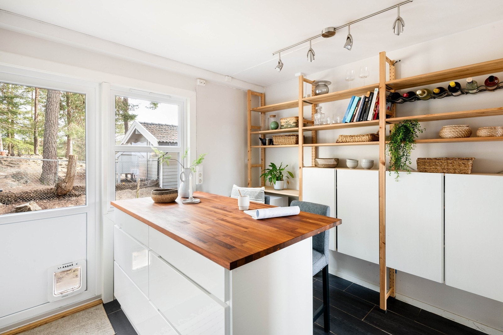 Praktisk kjøkkenøy med ytterligere oppbevaringsplass Galleribilde