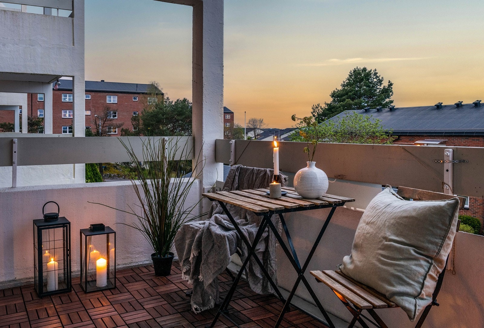 Flott vestvendt og solrik balkong. Her kan man se frem til varme sommerdager. Galleribilde