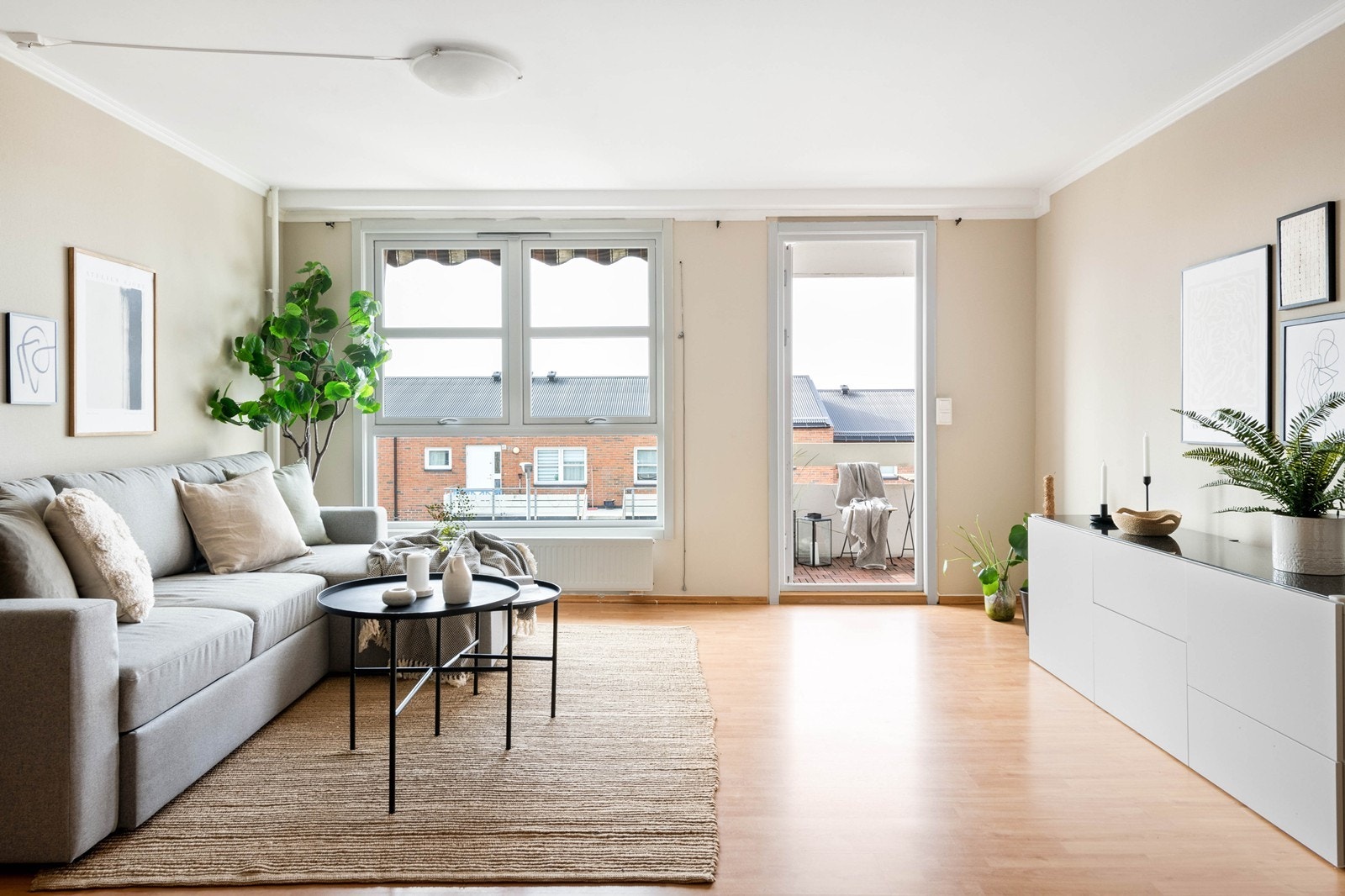 Det er god plass til sofa, sofabord og tv-benk i stuen. Galleribilde