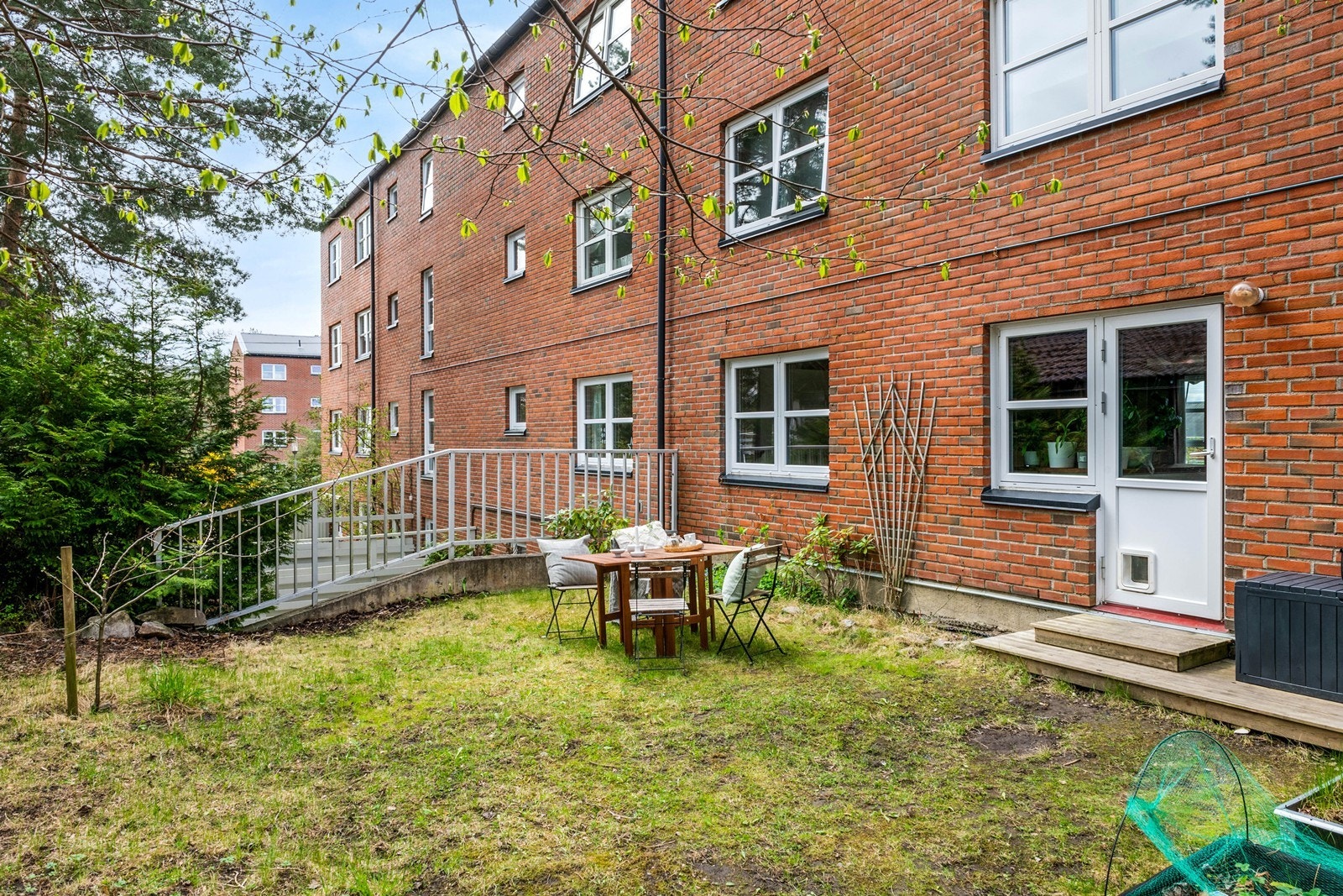 Fra kjøkkenet har man adkomst til en flott og stor hage, med plass til utemøbler etter eget ønske Galleribilde