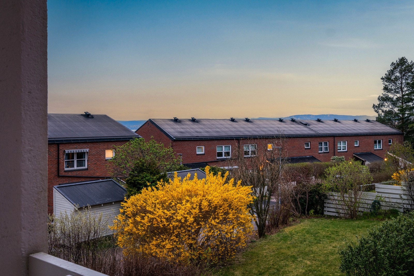 Det er tilnærmet bilfritt nabolag. Flott utsyn mot Oslofjorden i Asperudveien. Galleribilde