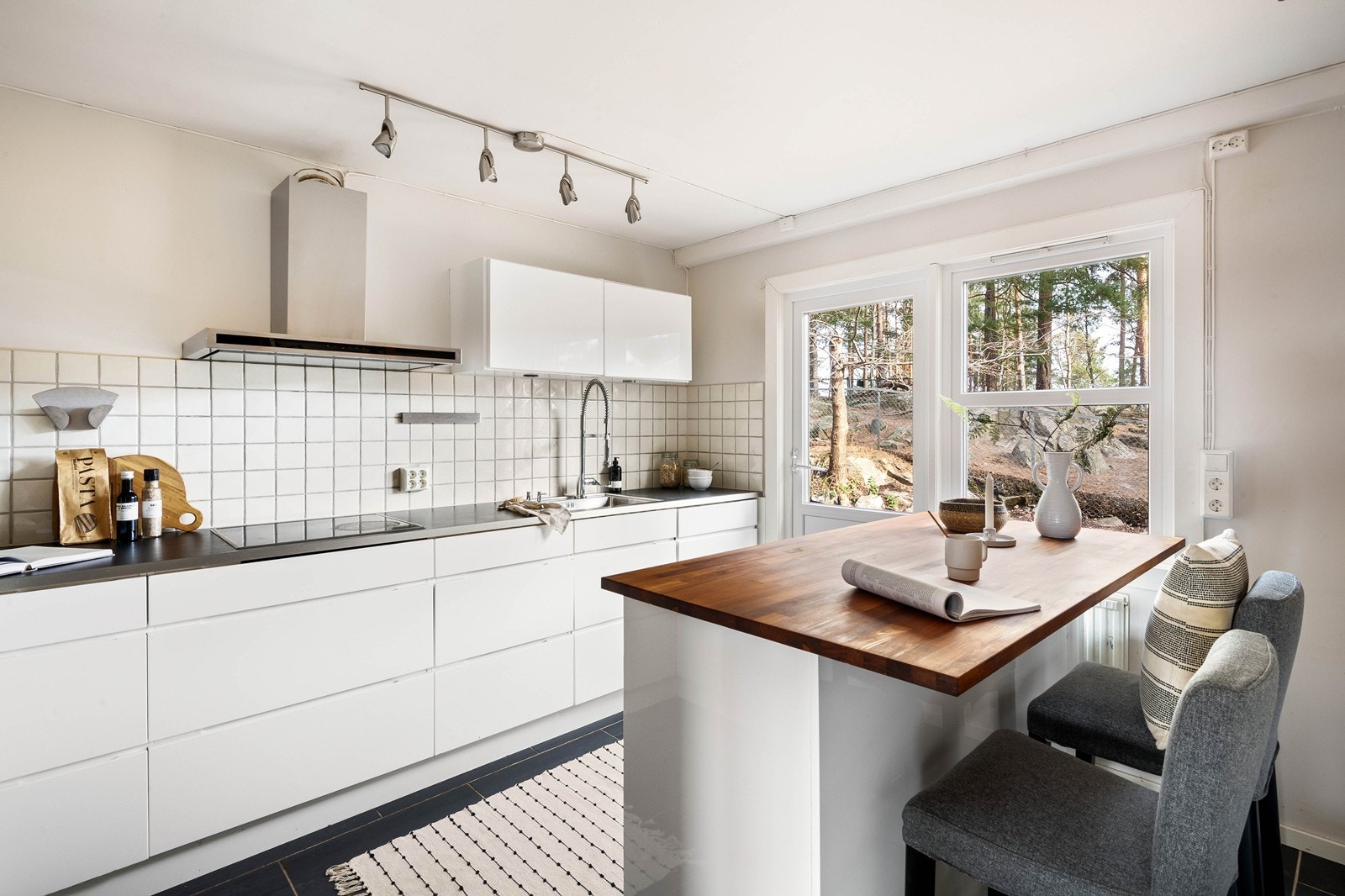 Tidsriktig kjøkken med mye skap- og benkeplass Galleribilde