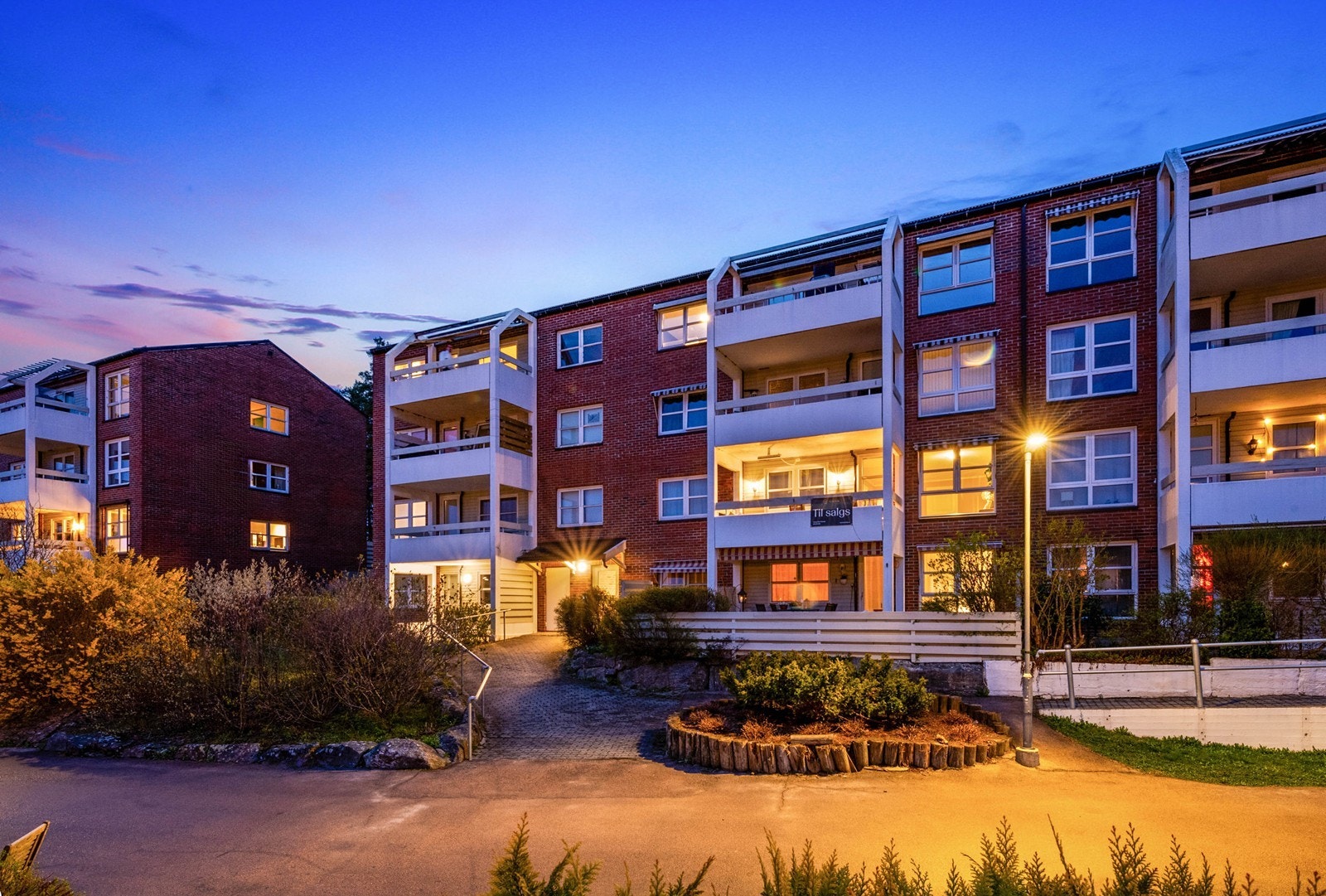 Asperud Borettslag ble bygget i 1982 og består av 342 andeler og ett næringslokale. Selskapet har 20 andeler som er eiet av Oslo kommune ved Boligbygg Oslo KF. Galleribilde