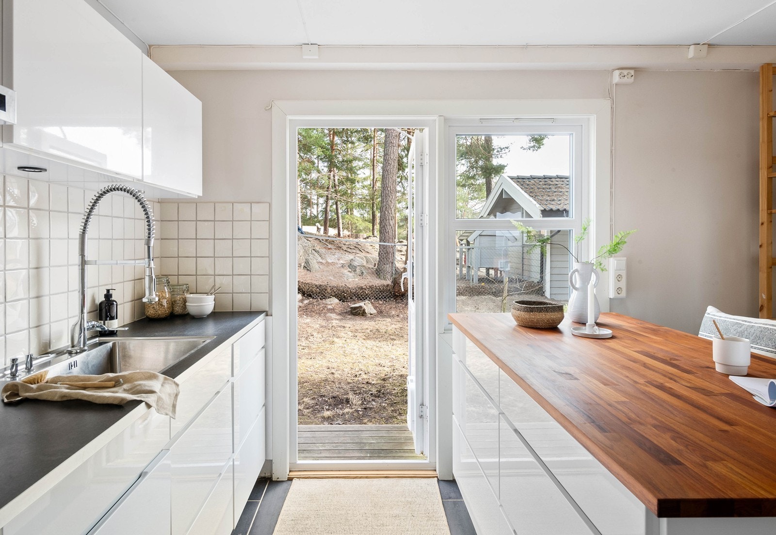 Flott utsyn mot hagen fra kjøkkenet Galleribilde