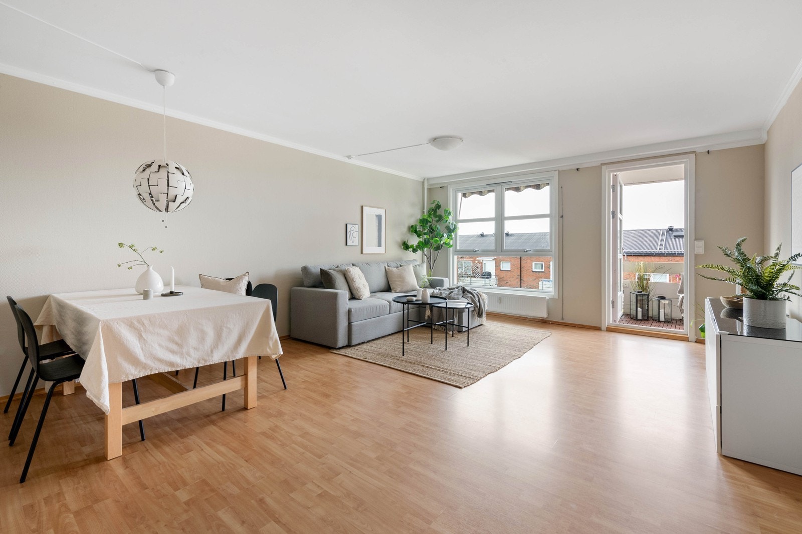 Store vindusflater som slipper inn rikelig med naturlig lys Galleribilde