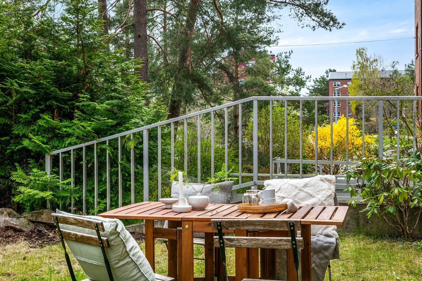 Dette er en romslig og lys 4-roms med flere fine uteplasser, bl.a. kjøkken med direkte utgang til hage. Galleribilde