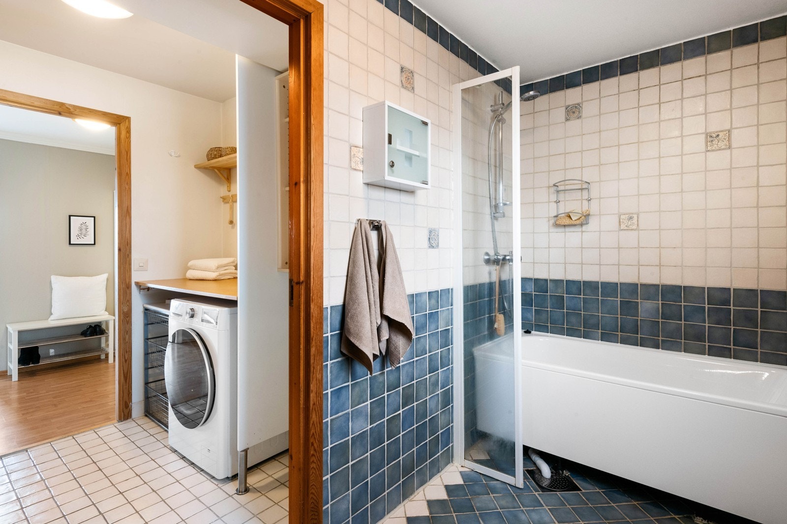 Flislagt baderom i tilknytning til et meget praktisk vaskerom. Her har du blant annet et nytt badekar fra 2023 og opplegg for vaskemaskin. Galleribilde